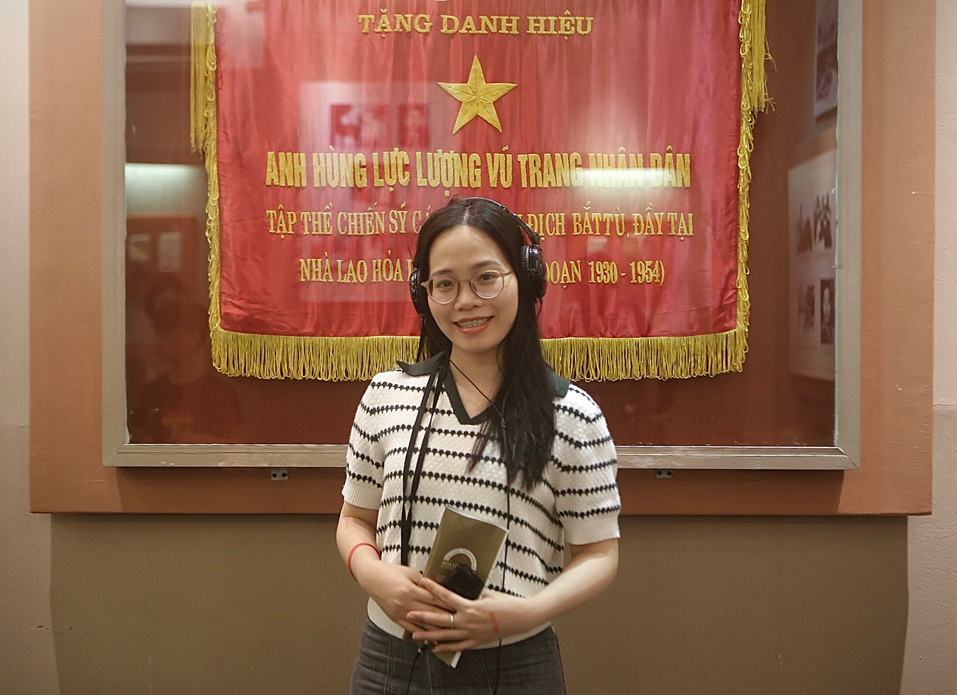 Hồng Nhung dành ngày nghỉ để đến thăm di tích Nhà tù Hỏa Lò. (Ảnh: Mỹ Lam) Hồng Nhung dành ngày nghỉ để đến thăm di tích Nhà tù Hỏa Lò. (Ảnh: Mỹ Lam)