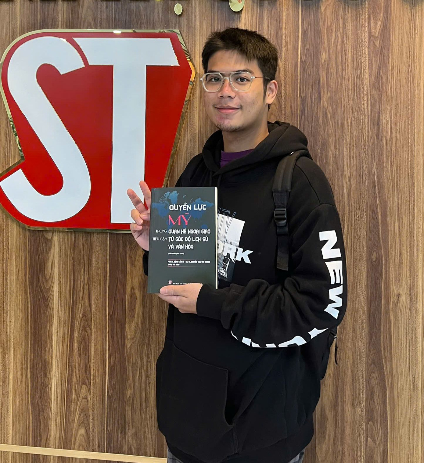 Minh Hiếu tham gia biên soạn cuốn sách “Quyền lực Mỹ trong quan hệ ngoại giao tiếp cận từ góc độ Lịch sử và Văn hoá”, một công trình nghiên cứu đầy tâm huyết. Minh Hiếu tham gia biên soạn cuốn sách “Quyền lực Mỹ trong quan hệ ngoại giao tiếp cận từ góc độ Lịch sử và Văn hoá”, một công trình nghiên cứu đầy tâm huyết.