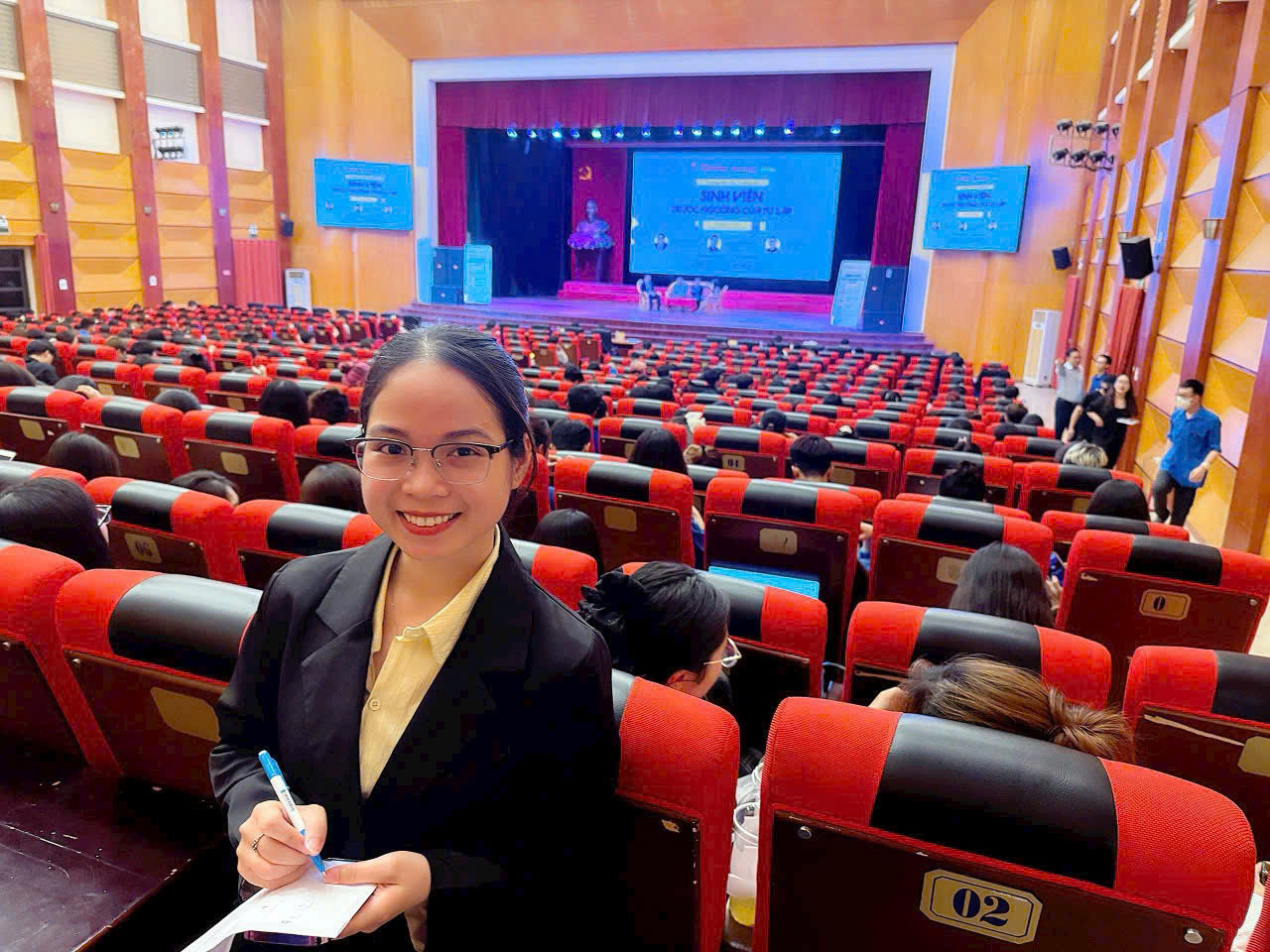 Hồng Hoa cảm thấy may mắn khi được tham gia vào công tác tổ chức sự kiện ý nghĩa “Trường học hay trường đời” tại trường Cao đẳng Dược Trung ương Hải Dương và Học viện Thanh thiếu niên Việt Nam. Hồng Hoa cảm thấy may mắn khi được tham gia vào công tác tổ chức sự kiện ý nghĩa “Trường học hay trường đời” tại trường Cao đẳng Dược Trung ương Hải Dương và Học viện Thanh thiếu niên Việt Nam.