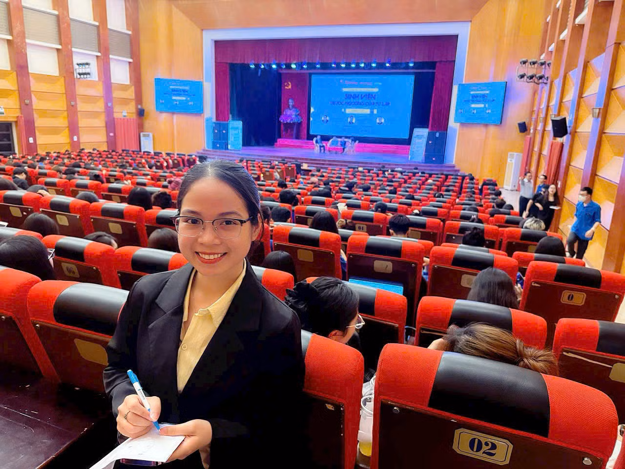 Hồng Hoa cảm thấy may mắn khi được tham gia vào công tác tổ chức sự kiện ý nghĩa “Trường học hay trường đời” tại trường Cao đẳng Dược Trung ương Hải Dương và Học viện Thanh thiếu niên Việt Nam.