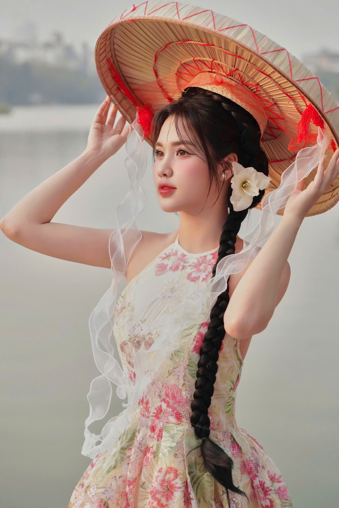 Trong ánh nắng xuân, tà áo dài truyền thống cùng nón quai thao càng tôn thêm nét thanh lịch, duyên dáng của Thảo Nguyên.