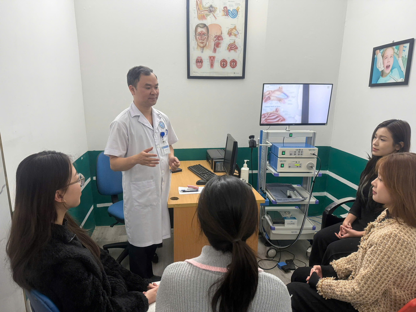 Tiến sĩ, Bác sĩ Nguyễn Tuấn Sơn nhấn mạnh việc tiêm vaccine cúm là cần thiết đối với những người có bệnh lý nền để giảm nguy cơ mắc các bệnh về tai mũi họng. Tiến sĩ, Bác sĩ Nguyễn Tuấn Sơn nhấn mạnh việc tiêm vaccine cúm là cần thiết đối với những người có bệnh lý nền để giảm nguy cơ mắc các bệnh về tai mũi họng.