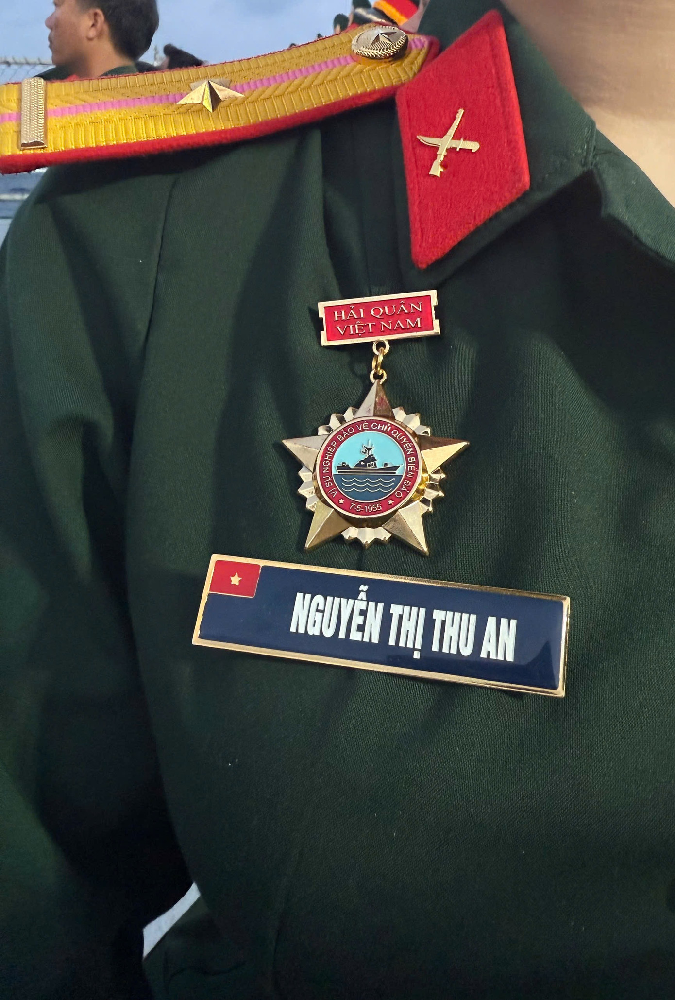 An Thu An vinh dự nhận Huy hiệu “Vì sự nghiệp bảo vệ chủ quyền biển đảo Việt Nam” – ghi nhận những đóng góp tinh thần của người nghệ sĩ – chiến sĩ. An Thu An vinh dự nhận Huy hiệu “Vì sự nghiệp bảo vệ chủ quyền biển đảo Việt Nam” – ghi nhận những đóng góp tinh thần của người nghệ sĩ – chiến sĩ.