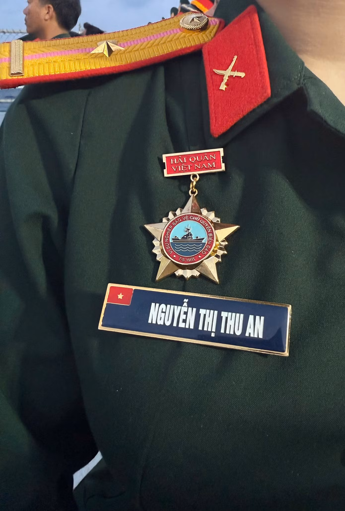 An Thu An vinh dự nhận Huy hiệu “Vì sự nghiệp bảo vệ chủ quyền biển đảo Việt Nam” – ghi nhận những đóng góp tinh thần của người nghệ sĩ – chiến sĩ.