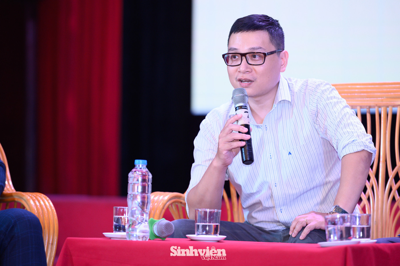 ThS Vũ Anh Đức: "Dù giỏi chuyên môn, các bạn vẫn phải trải qua giai đoạn thử việc. Chính kỹ năng mềm sẽ giúp các bạn rất nhiều trong thời gian này. Doanh nghiệp sẽ đánh giá sự phù hợp về văn hóa, khả năng hòa nhập của các bạn, chứ không đặt nặng yêu cầu về kiến thức chuyên môn ngay lập tức." ThS Vũ Anh Đức: "Dù giỏi chuyên môn, các bạn vẫn phải trải qua giai đoạn thử việc. Chính kỹ năng mềm sẽ giúp các bạn rất nhiều trong thời gian này. Doanh nghiệp sẽ đánh giá sự phù hợp về văn hóa, khả năng hòa nhập của các bạn, chứ không đặt nặng yêu cầu về kiến thức chuyên môn ngay lập tức."