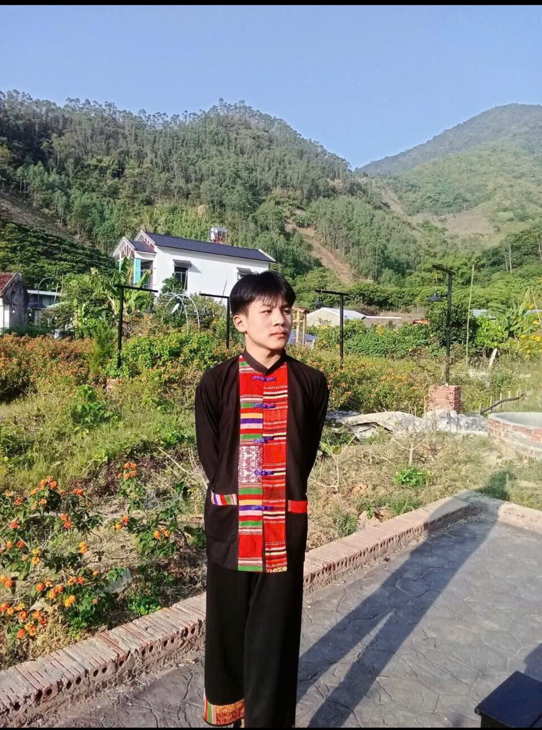 Lò Văn Nghĩa tự hào khi nói về những nét đặc trưng văn hóa độc đáo của dân tộc Khơ Mú trong dịp Tết cổ truyền. Lò Văn Nghĩa tự hào khi nói về những nét đặc trưng văn hóa độc đáo của dân tộc Khơ Mú trong dịp Tết cổ truyền.