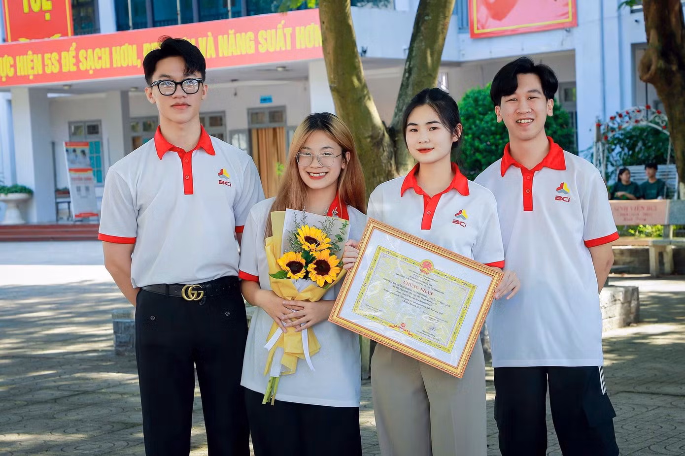 Nhóm sinh viên vinh dự đạt giải Nhì tại cuộc thi Khởi nghiệp Đổi mới sáng tạo tỉnh Bắc Ninh năm 2023. Nhóm sinh viên vinh dự đạt giải Nhì tại cuộc thi Khởi nghiệp Đổi mới sáng tạo tỉnh Bắc Ninh năm 2023.
