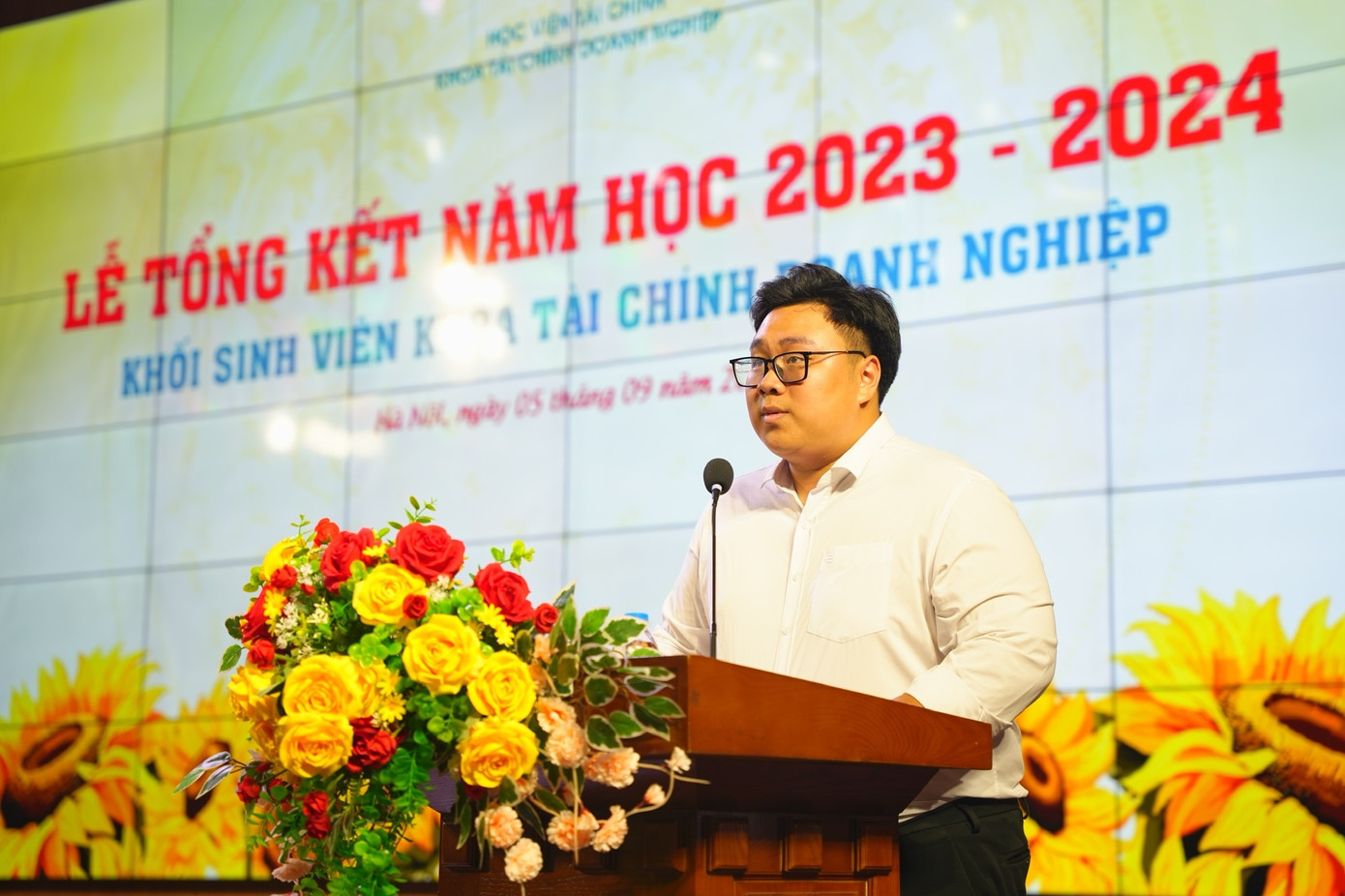 Hoàng Anh đại diện sinh viên Khoa Tài chính doanh nghiệp phát động thi đua Học tập.