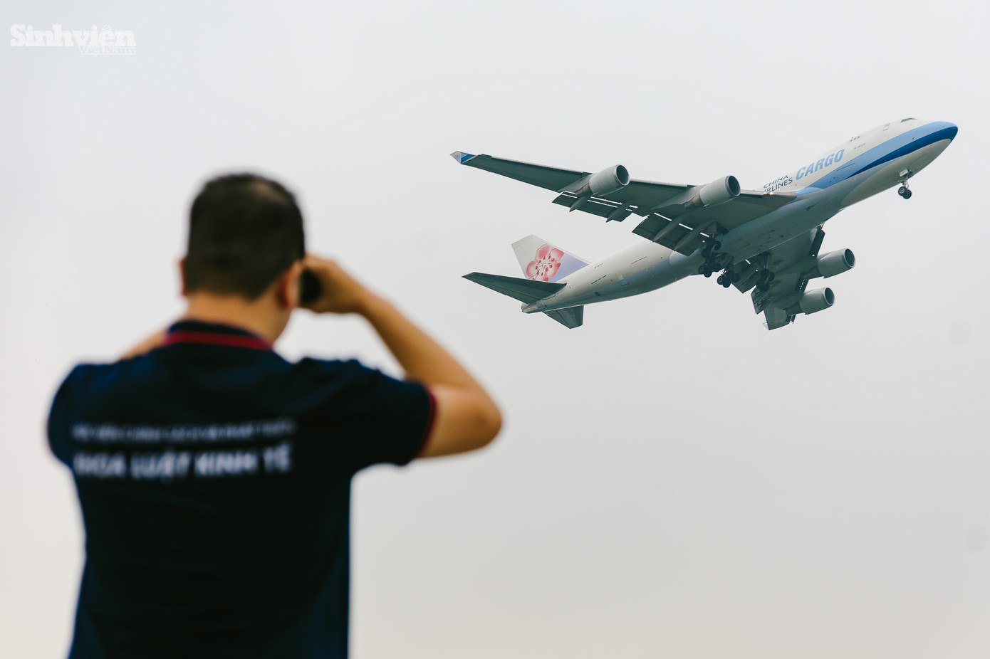 Nguyễn Minh Khuê, 23 tuổi, hiện đang công tác tại Hà Nội, là một trong những gương mặt trẻ đầy nhiệt huyết với đam mê đặc biệt này. Anh cho biết, tình yêu với những chiếc máy bay đã nhen nhóm trong anh từ thuở nhỏ.