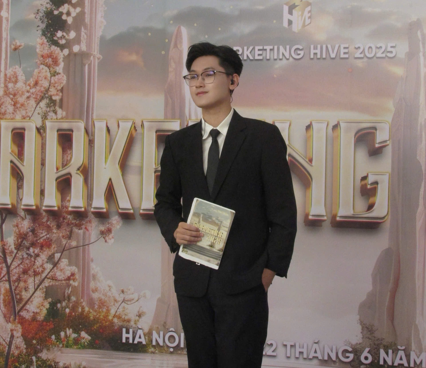 Giờ đây, anh không còn sợ những ánh nhìn, mà đã trở thành một Chu Minh Đức tự tin, bản lĩnh hơn sau những ngày tháng từng chỉ dám lặng lẽ bước sau người khác.