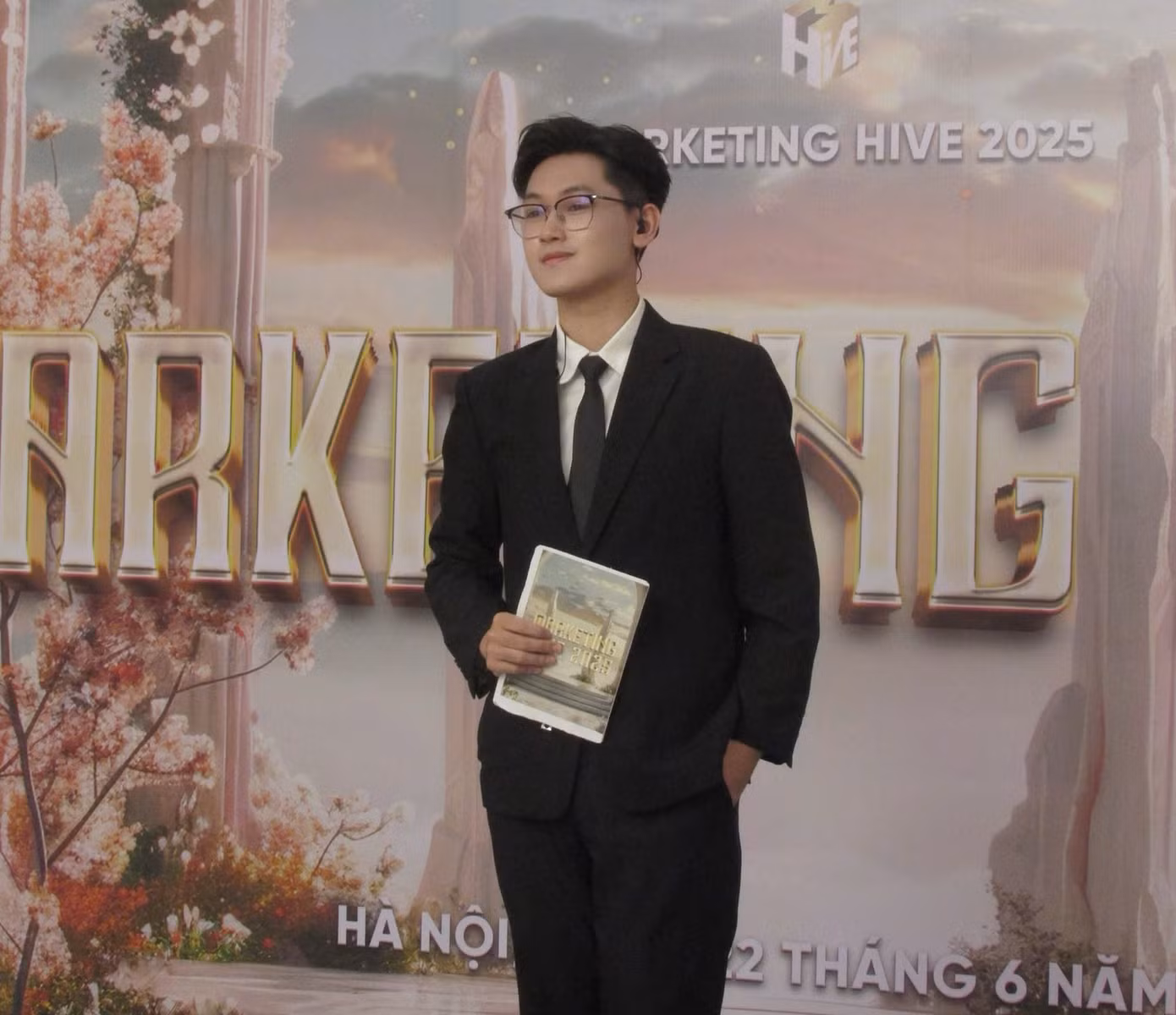 Giờ đây, anh không còn sợ những ánh nhìn, mà đã trở thành một Chu Minh Đức tự tin, bản lĩnh hơn sau những ngày tháng từng chỉ dám lặng lẽ bước sau người khác.