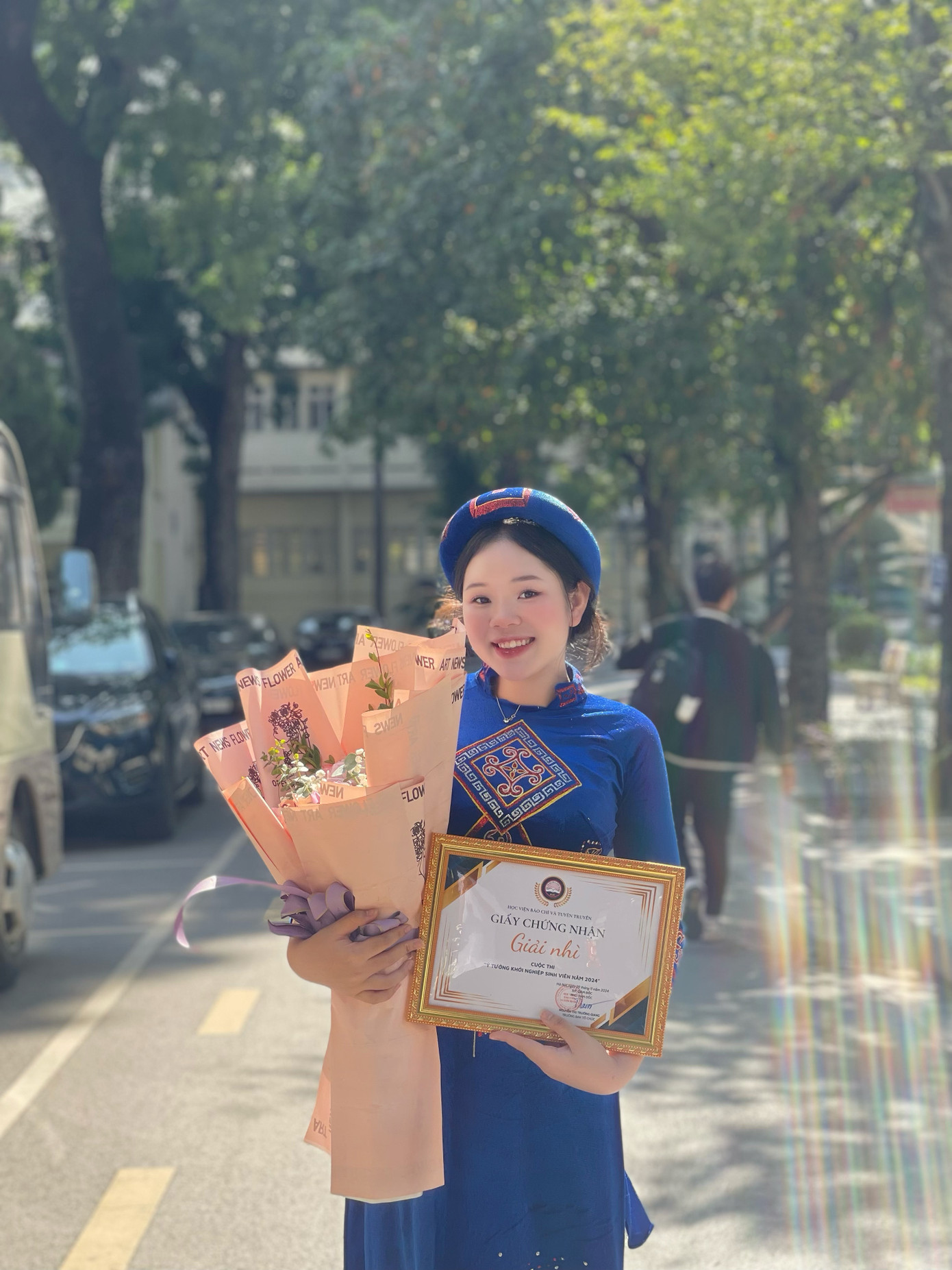 Nữ sinh Lăng Thuỳ Linh cùng niềm đam mê với loại hình âm nhạc dân tộc truyền thống. Nữ sinh Lăng Thuỳ Linh cùng niềm đam mê với loại hình âm nhạc dân tộc truyền thống.