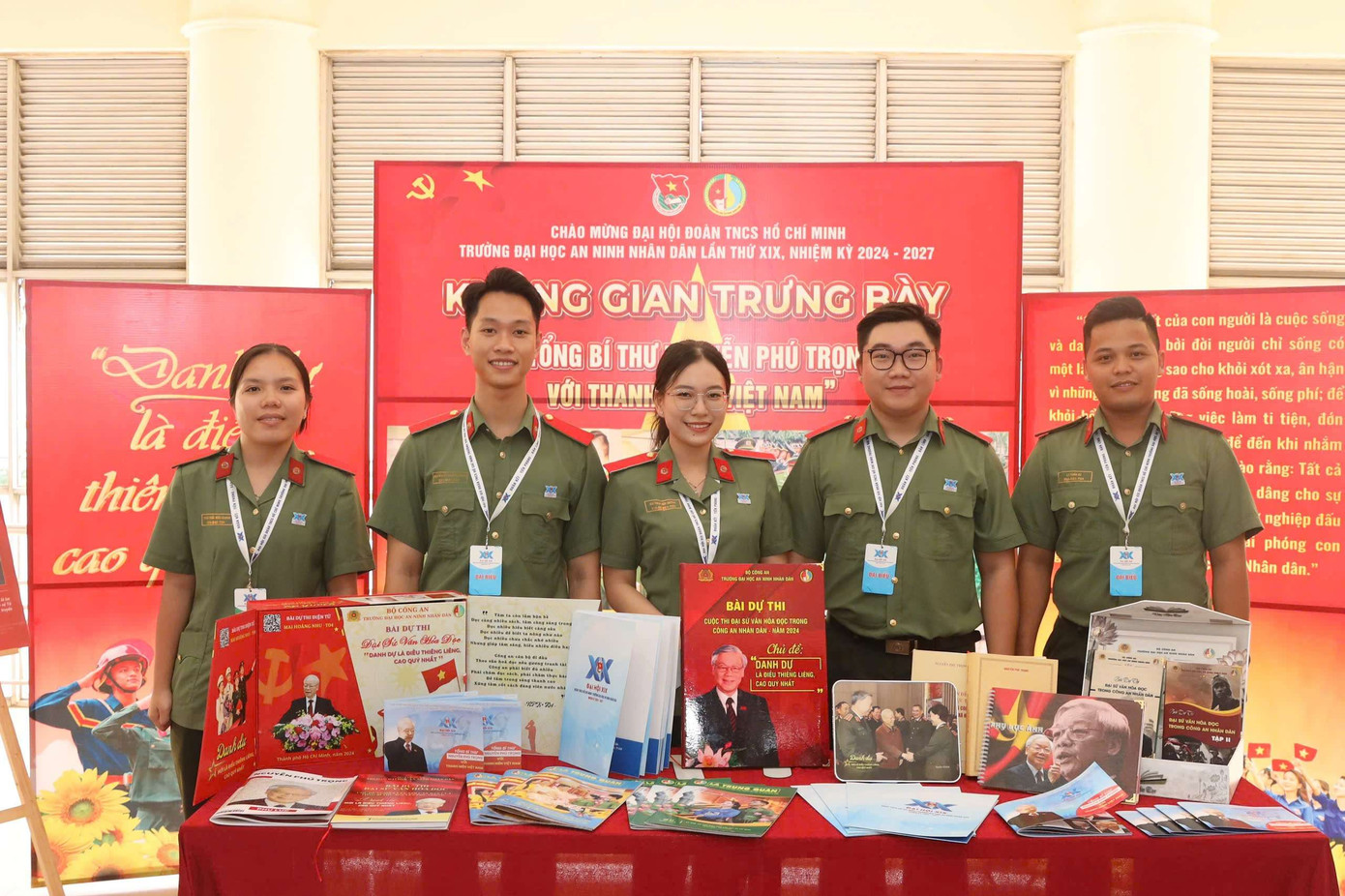 Tham gia tổ chức “Không gian trưng bày về cố Tổng Bí thư Nguyễn Phú Trọng” cùng đoàn viên, thanh niên Trường Đại học An ninh nhân dân.