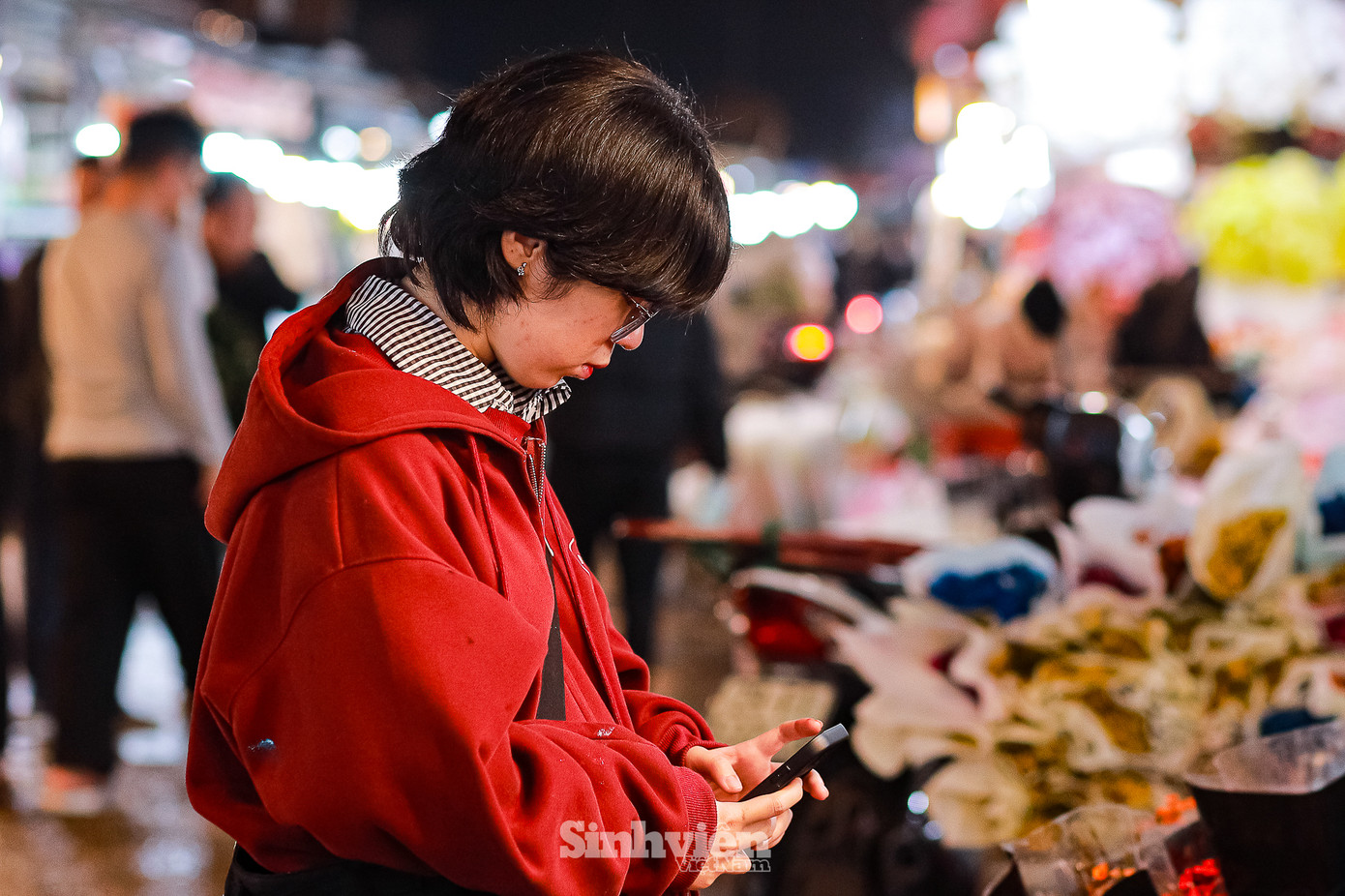 Mua hoa tại chợ đầu mối trở thành thói quen của nhiều bạn trẻ.