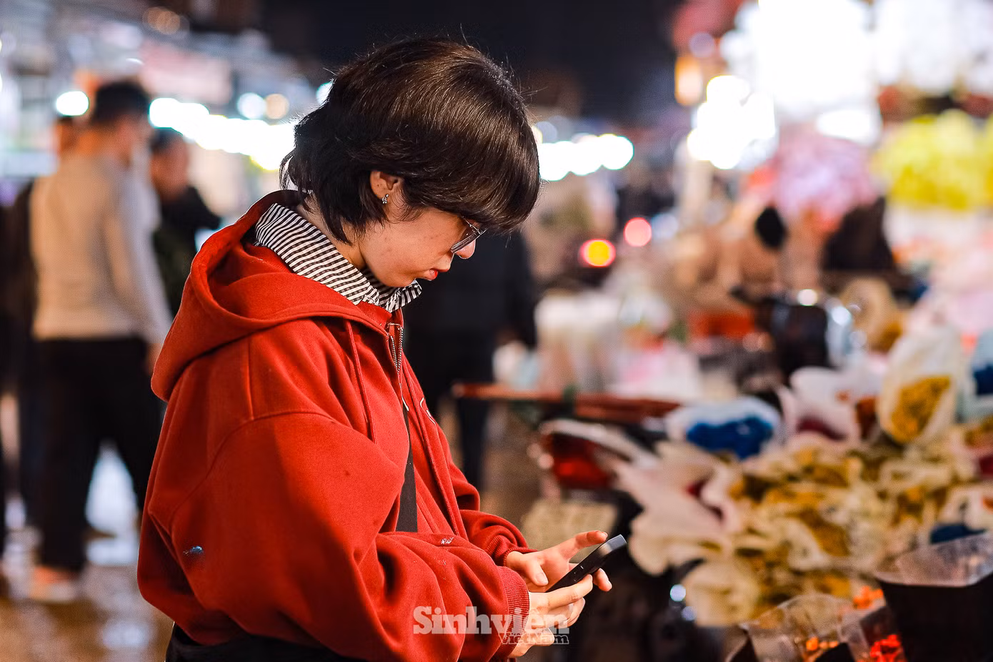 Mua hoa tại chợ đầu mối trở thành thói quen của nhiều bạn trẻ.
