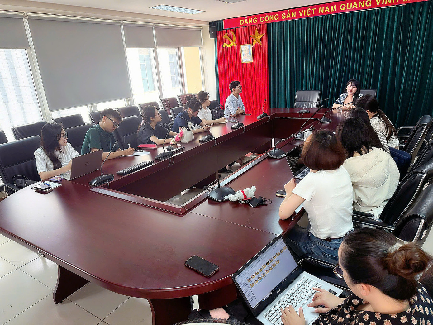 Toàn cảnh buổi chia sẻ, nơi chị Đặng Hương Trà truyền cảm hứng cho các cộng tác viên trẻ bằng những câu chuyện nghề chân thật, sâu sắc. Toàn cảnh buổi chia sẻ, nơi chị Đặng Hương Trà truyền cảm hứng cho các cộng tác viên trẻ bằng những câu chuyện nghề chân thật, sâu sắc.