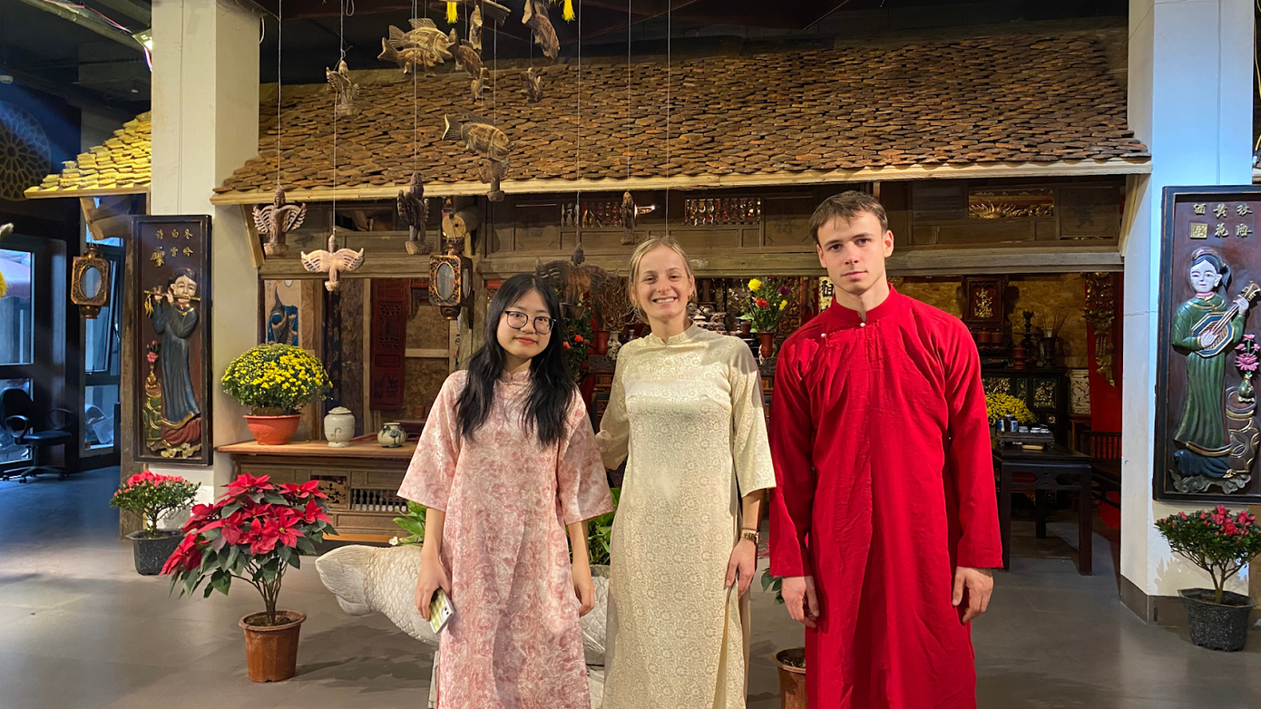 Clara và Mika tham quan khu triển lãm văn hóa Phố cổ Hà Nội. Clara và Mika tham quan khu triển lãm văn hóa Phố cổ Hà Nội.