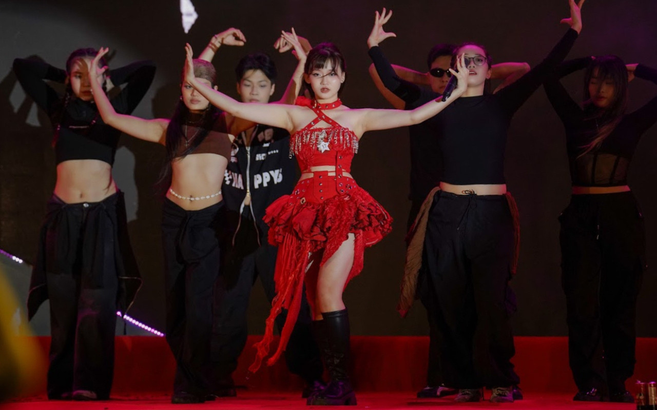 Tiết mục Đôi mi em đang u sầu tại đêm chung kết USSH ARTalent mùa 2, ngày 23/3/2025.