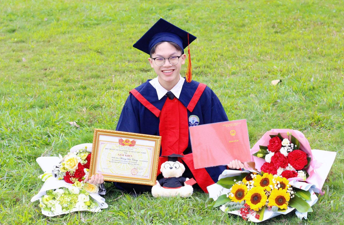 “Khi biết bản thân đạt được thành tích thủ khoa đầu vào và thủ khoa đầu ra, cảm xúc của mình vỡ oà trong hạnh phúc, dường như mọi sự cố gắng trước đó đều đã nhận được thành quả xứng đáng. Bên cạnh đó, mình vô cùng biết ơn gia đình, thầy cô và bạn bè đã luôn đồng hành, hỗ trợ mình vững chân trên con đường tri thức” Đức Chung bày tỏ. “Khi biết bản thân đạt được thành tích thủ khoa đầu vào và thủ khoa đầu ra, cảm xúc của mình vỡ oà trong hạnh phúc, dường như mọi sự cố gắng trước đó đều đã nhận được thành quả xứng đáng. Bên cạnh đó, mình vô cùng biết ơn gia đình, thầy cô và bạn bè đã luôn đồng hành, hỗ trợ mình vững chân trên con đường tri thức” Đức Chung bày tỏ.