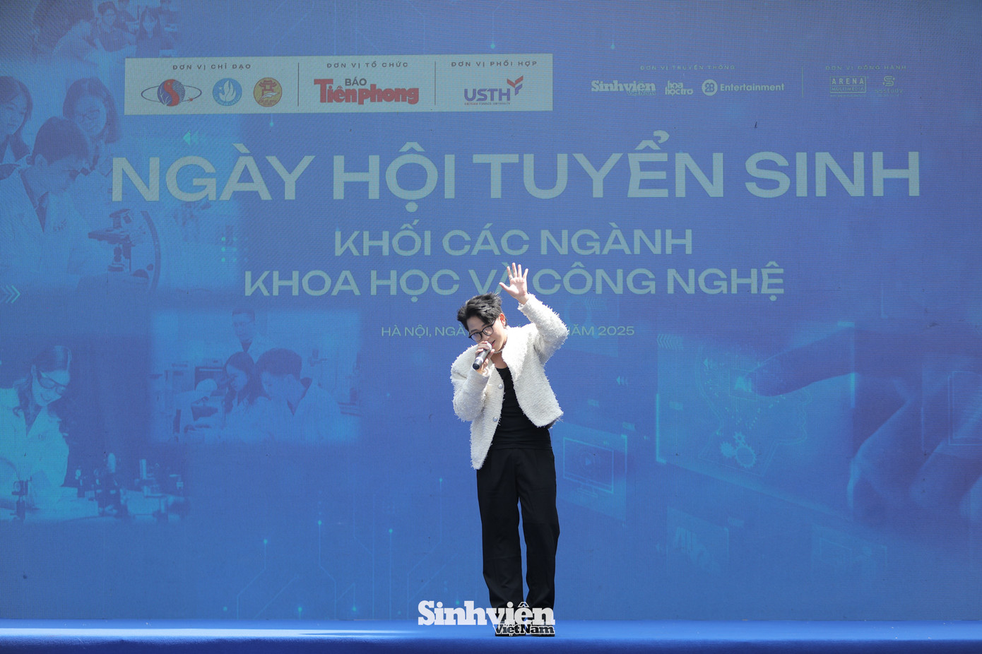 Kuun Đức Nam tin rằng, đam mê cháy bỏng là yếu tố quan trọng để theo đuổi bất kỳ lĩnh vực nào, đặc biệt là Khoa học Công nghệ. Anh nhận thấy, đây là thời điểm bùng nổ của Khoa học Công nghệ, mang đến nhiều cơ hội cho các bạn trẻ. Chàng ca sĩ gen Z khuyến khích các bạn trẻ hãy dũng cảm theo đuổi đam mê và nỗ lực hết mình.