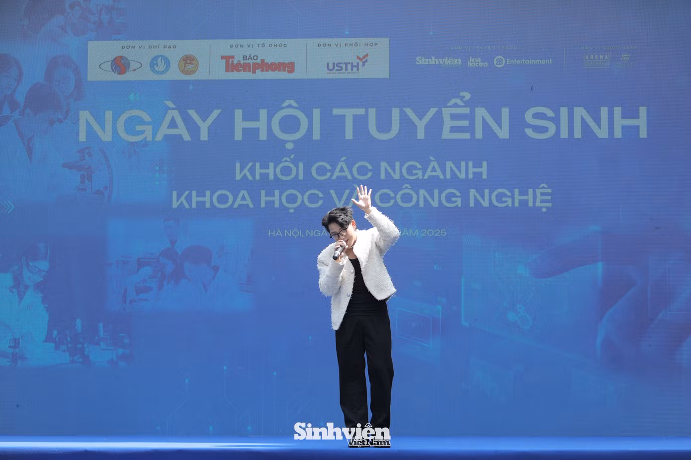 Kuun Đức Nam tin rằng, đam mê cháy bỏng là yếu tố quan trọng để theo đuổi bất kỳ lĩnh vực nào, đặc biệt là Khoa học Công nghệ. Anh nhận thấy, đây là thời điểm bùng nổ của Khoa học Công nghệ, mang đến nhiều cơ hội cho các bạn trẻ. Chàng ca sĩ gen Z khuyến khích các bạn trẻ hãy dũng cảm theo đuổi đam mê và nỗ lực hết mình.