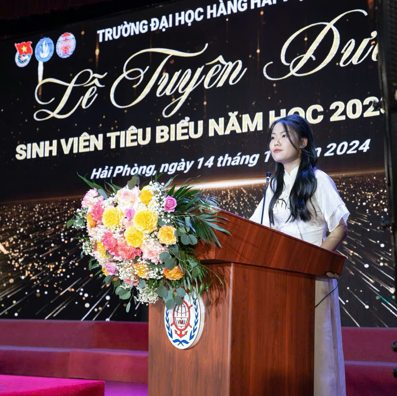Minh Anh vinh dự là đại diện sinh viên tiêu biểu phát biểu tại lễ vinh danh Sinh viên tiêu biểu năm 2024, lan tỏa tinh thần học tập và cống hiến vì cộng đồng.