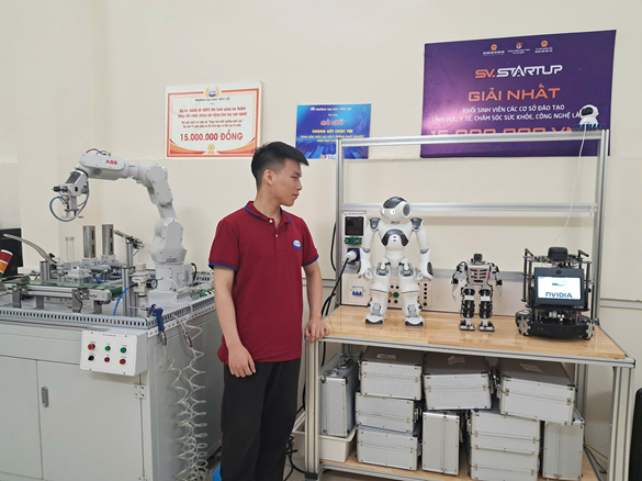 Sinh viên Đinh Văn Tùng bên các Robot tại phòng thí nghiệmTrường Đại học Thủy lợi. Sinh viên Đinh Văn Tùng bên các Robot tại phòng thí nghiệmTrường Đại học Thủy lợi.