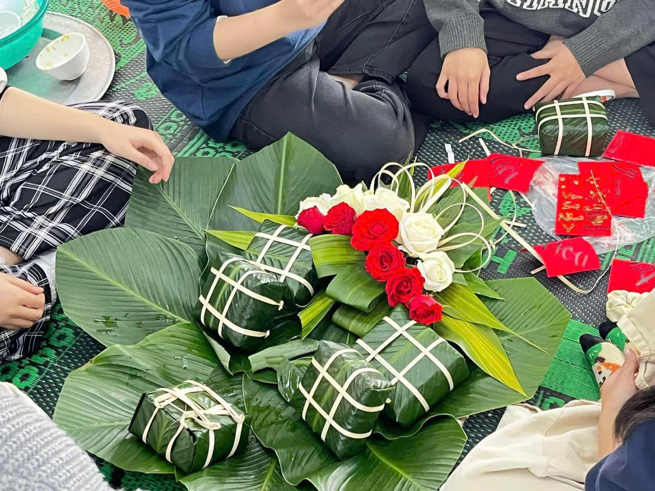 Hoạt động thi gói bánh chưng của các bạn học sinh.