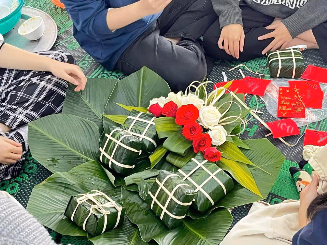 Hoạt động thi gói bánh chưng của các bạn học sinh.