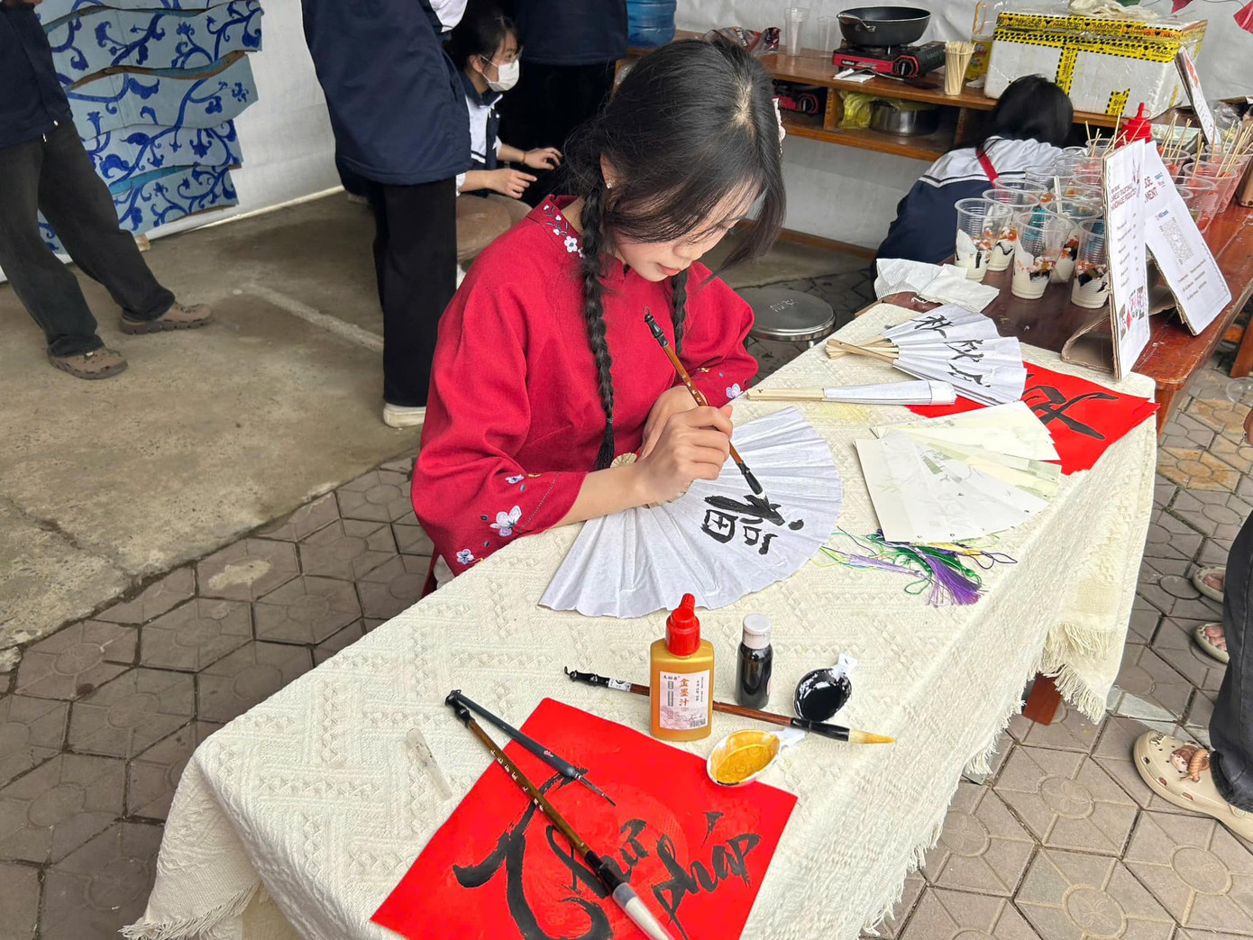 Hoạt động viết thư pháp của các bạn học sinh.