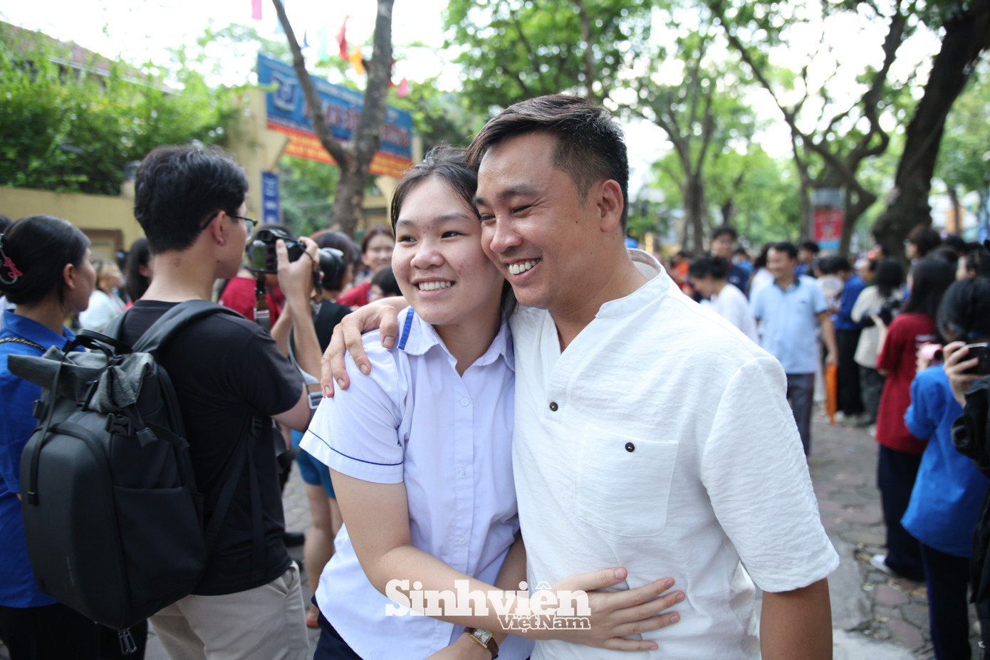 Trái ngược với vẻ lo âu ban đầu, những nụ cười rạng rỡ và sự nhẹ nhõm hiện rõ trên gương mặt các bậc phụ huynh khi thấy con tự tin rời khỏi điểm thi. Những vòng tay dang rộng, những cái ôm siết chặt đã là sự cổ vũ lớn lao nhất, ghi nhận nỗ lực của các sĩ tử sau 2/3 chặng đường thi căng thẳng. Trái ngược với vẻ lo âu ban đầu, những nụ cười rạng rỡ và sự nhẹ nhõm hiện rõ trên gương mặt các bậc phụ huynh khi thấy con tự tin rời khỏi điểm thi. Những vòng tay dang rộng, những cái ôm siết chặt đã là sự cổ vũ lớn lao nhất, ghi nhận nỗ lực của các sĩ tử sau 2/3 chặng đường thi căng thẳng.