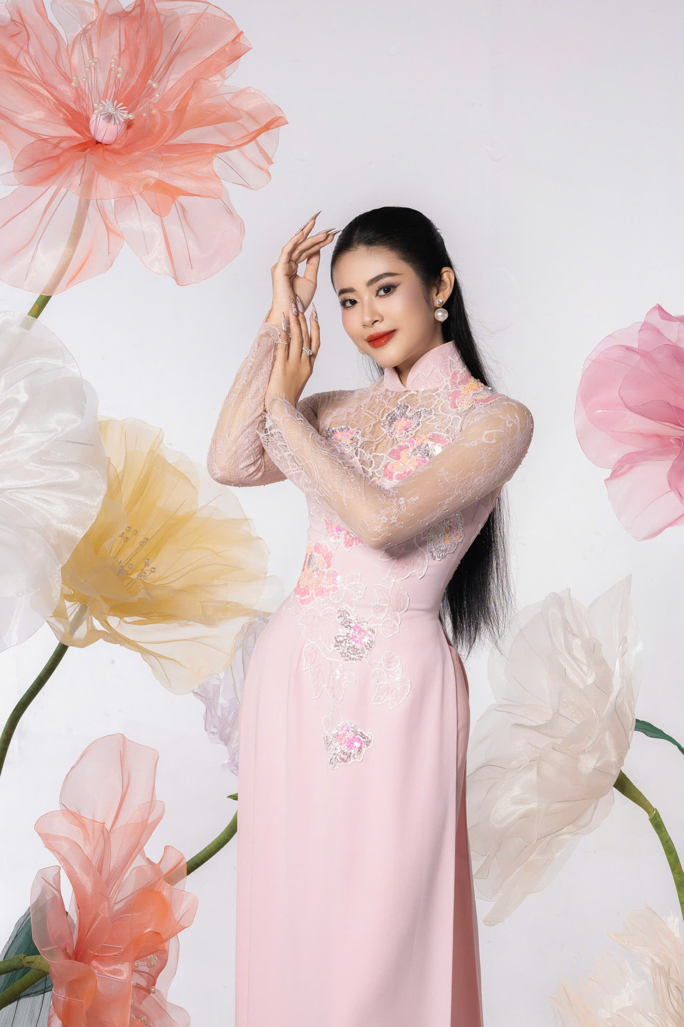 Nguyễn Trang còn nổi bật với vai trò MC song ngữ tại nhiều sự kiện. Nguyễn Trang còn nổi bật với vai trò MC song ngữ tại nhiều sự kiện.