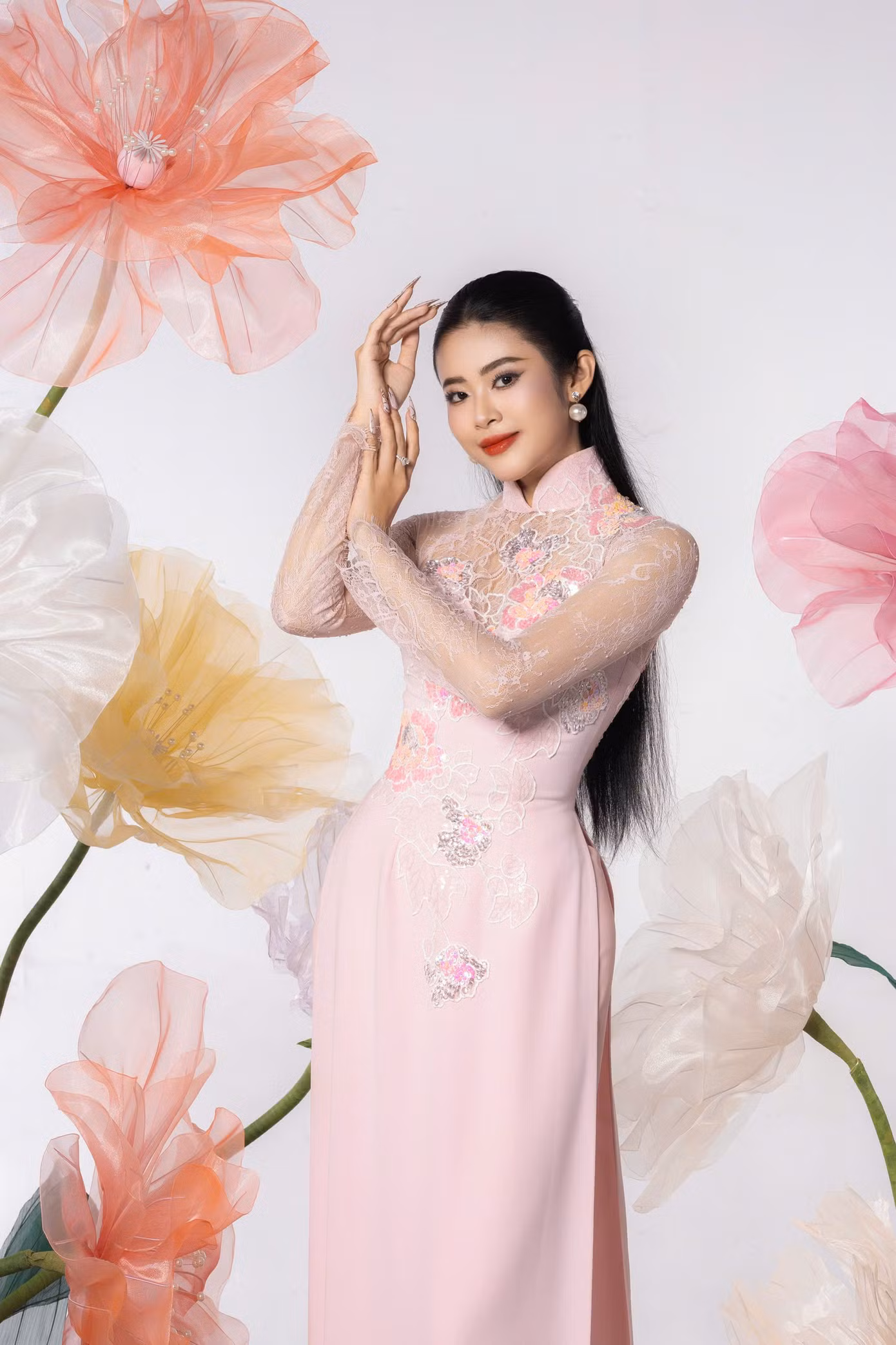 Nguyễn Trang còn nổi bật với vai trò MC song ngữ tại nhiều sự kiện.