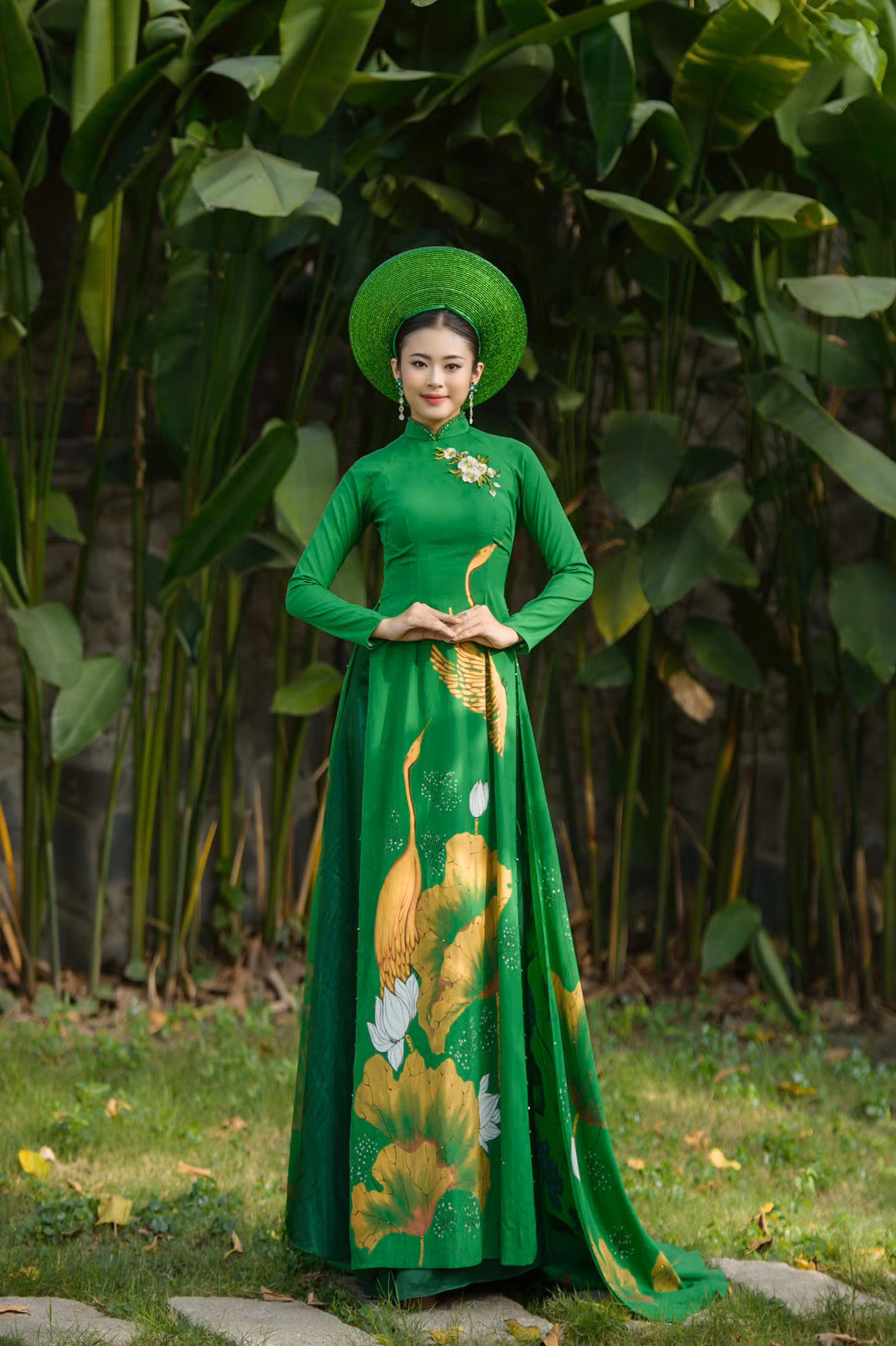 Nguyễn Trang duyên dáng trong Bộ sưu tập Áo dài “Làng Lúa - Làng Sen” của Nhà thiết kế Huy Doãn tại Hội thi “Duyên dáng Áo dài Thủ Đức 2025”.