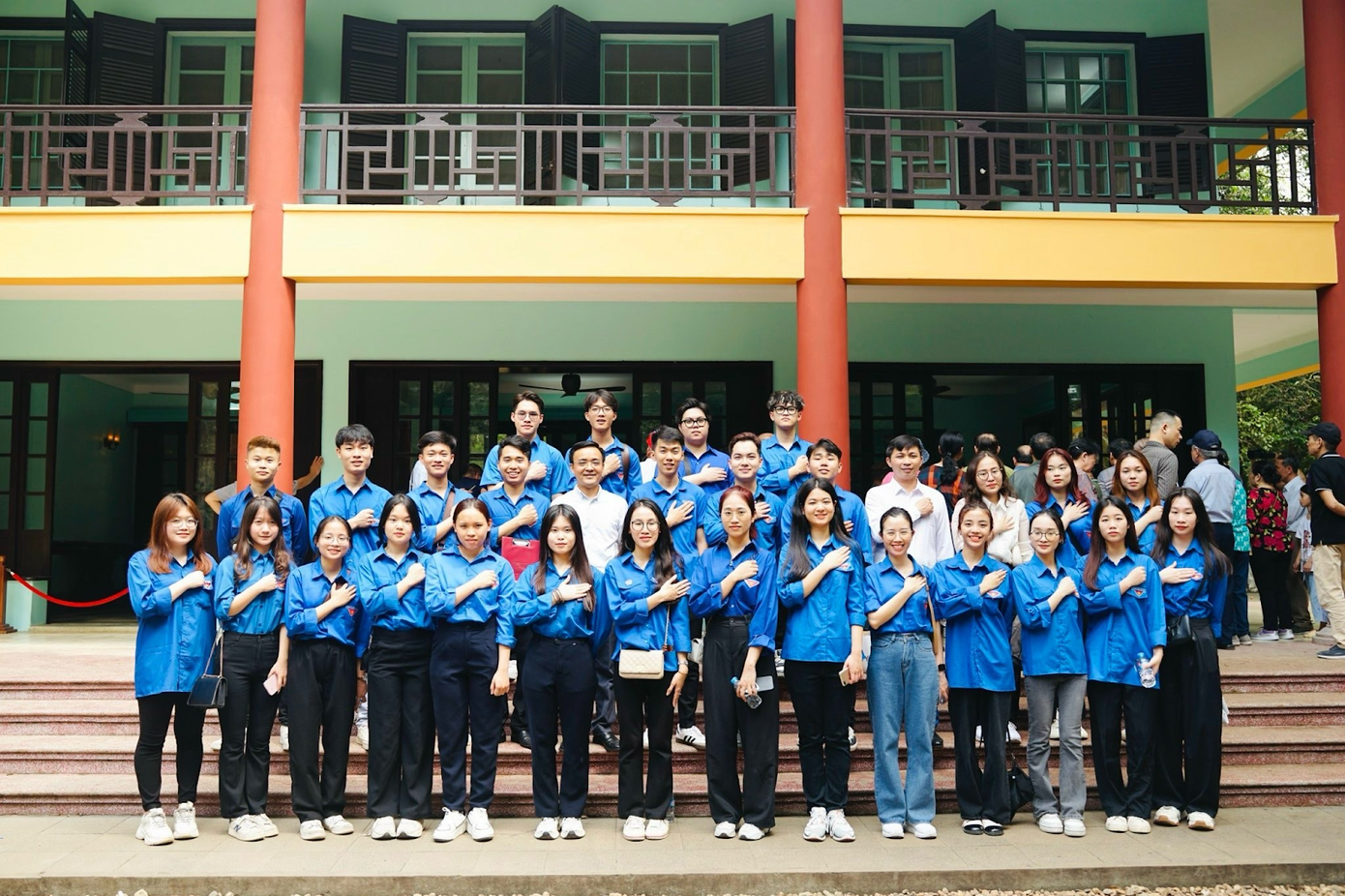 Thanh Thanh (hàng đầu, thứ sáu từ trái sang) cùng tập thể sinh viên Khoa Luật và Lý luận chính trị trong hoạt động “Về nguồn” năm 2024 tại Khu Di tích Lịch sử Đá Chông K9, Ba Vì, Hà Nội. Thanh Thanh (hàng đầu, thứ sáu từ trái sang) cùng tập thể sinh viên Khoa Luật và Lý luận chính trị trong hoạt động “Về nguồn” năm 2024 tại Khu Di tích Lịch sử Đá Chông K9, Ba Vì, Hà Nội.