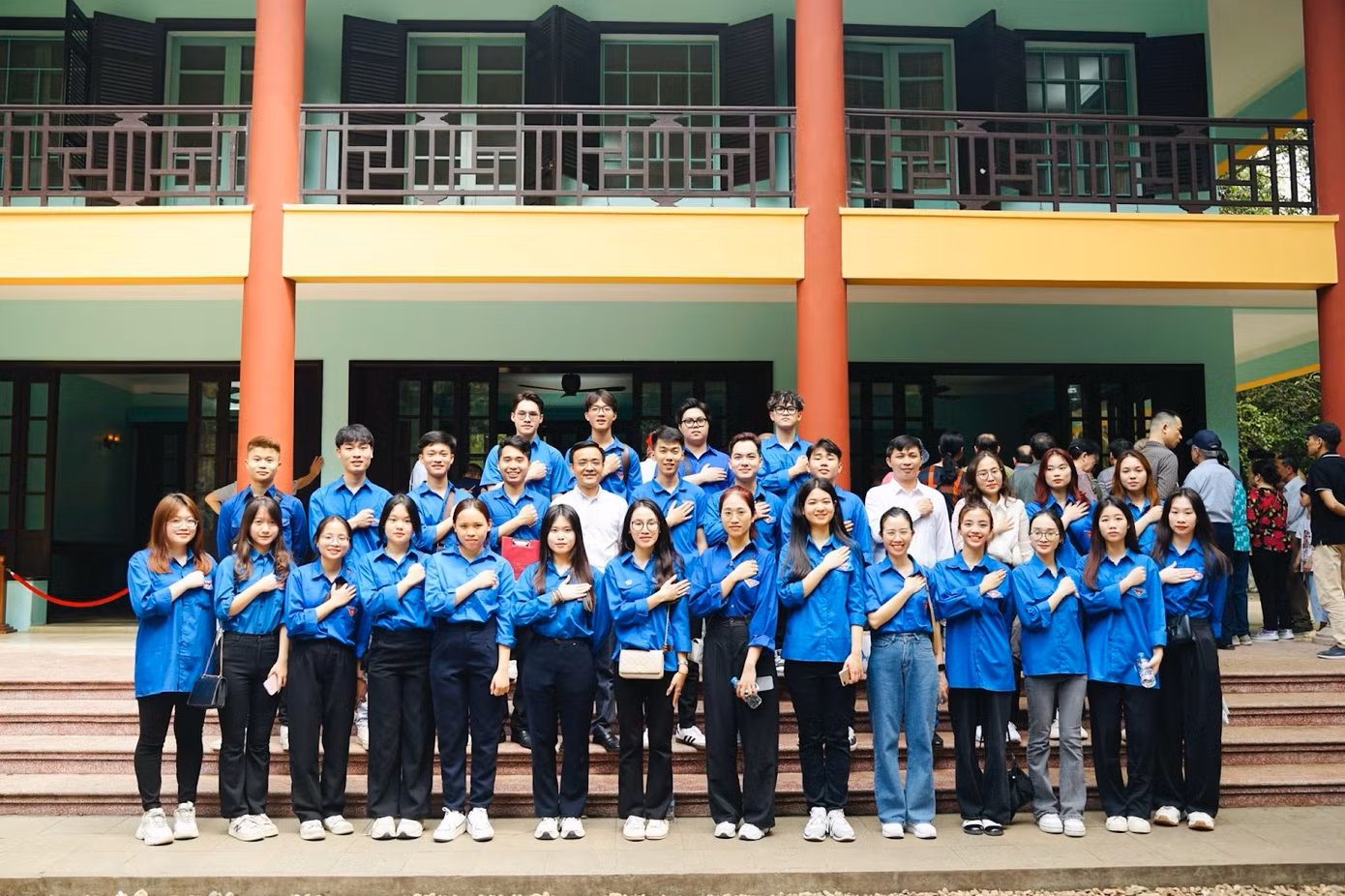 Thanh Thanh (hàng đầu, thứ sáu từ trái sang) cùng tập thể sinh viên Khoa Luật và Lý luận chính trị trong hoạt động “Về nguồn” năm 2024 tại Khu Di tích Lịch sử Đá Chông K9, Ba Vì, Hà Nội.