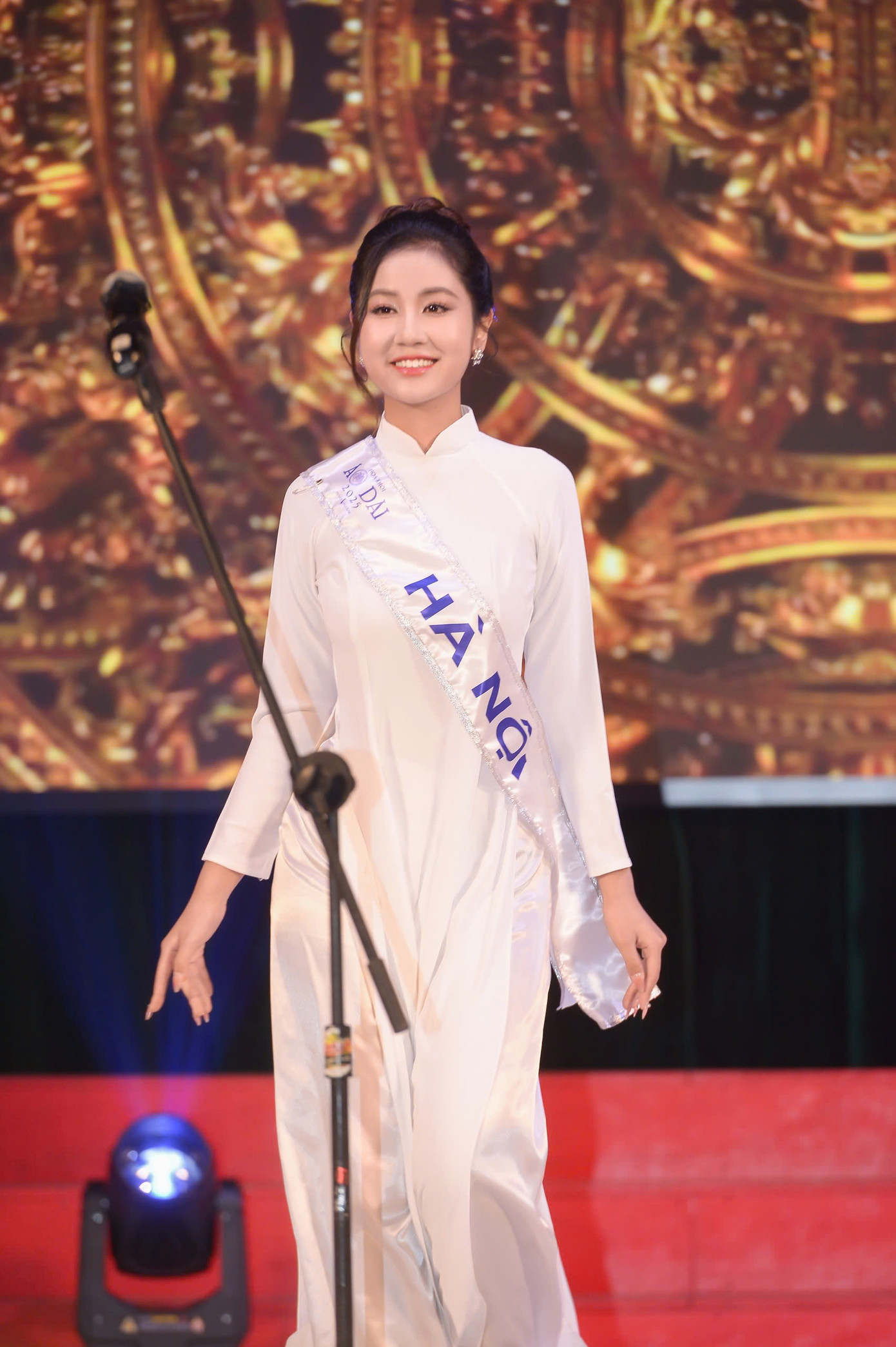 Tà áo dài truyền thống kết hợp phong thái tự tin đã giúp Phương Hà khẳng định vẻ đẹp toàn diện và giành ngôi vị cao nhất.