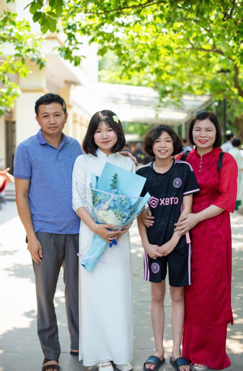 Ngọc Mai cùng gia đình trong ngày tốt nghiệp Trường THPT chuyên Phan Bội Châu. Ngọc Mai cùng gia đình trong ngày tốt nghiệp Trường THPT chuyên Phan Bội Châu.