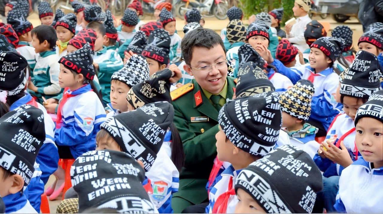 Nhà báo Hoàng Trường Giang trao những chiếc mũ ấm và lan tỏa nụ cười ấm áp giữa vòng tay trẻ em vùng cao.