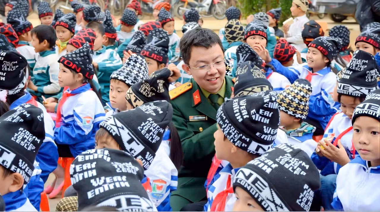 Nhà báo Hoàng Trường Giang trao những chiếc mũ ấm và lan tỏa nụ cười ấm áp giữa vòng tay trẻ em vùng cao. Nhà báo Hoàng Trường Giang trao những chiếc mũ ấm và lan tỏa nụ cười ấm áp giữa vòng tay trẻ em vùng cao.