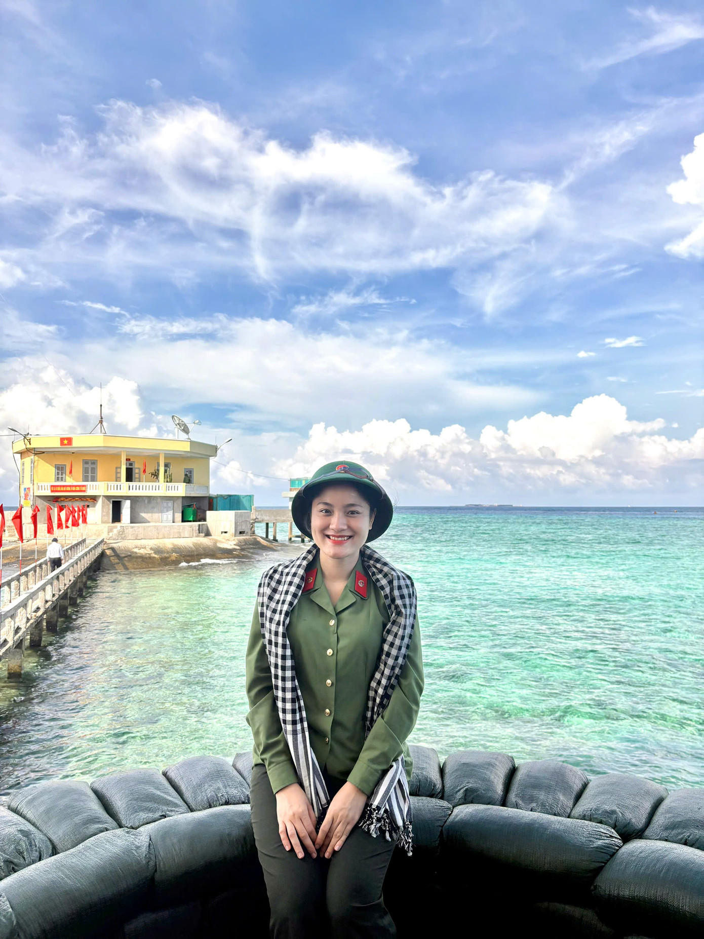 Ca sĩ Thu Lương chiêm nghiệm về những giá trị sống, về sứ mệnh của nghệ thuật giữa sóng gió biển khơi. Ca sĩ Thu Lương chiêm nghiệm về những giá trị sống, về sứ mệnh của nghệ thuật giữa sóng gió biển khơi.