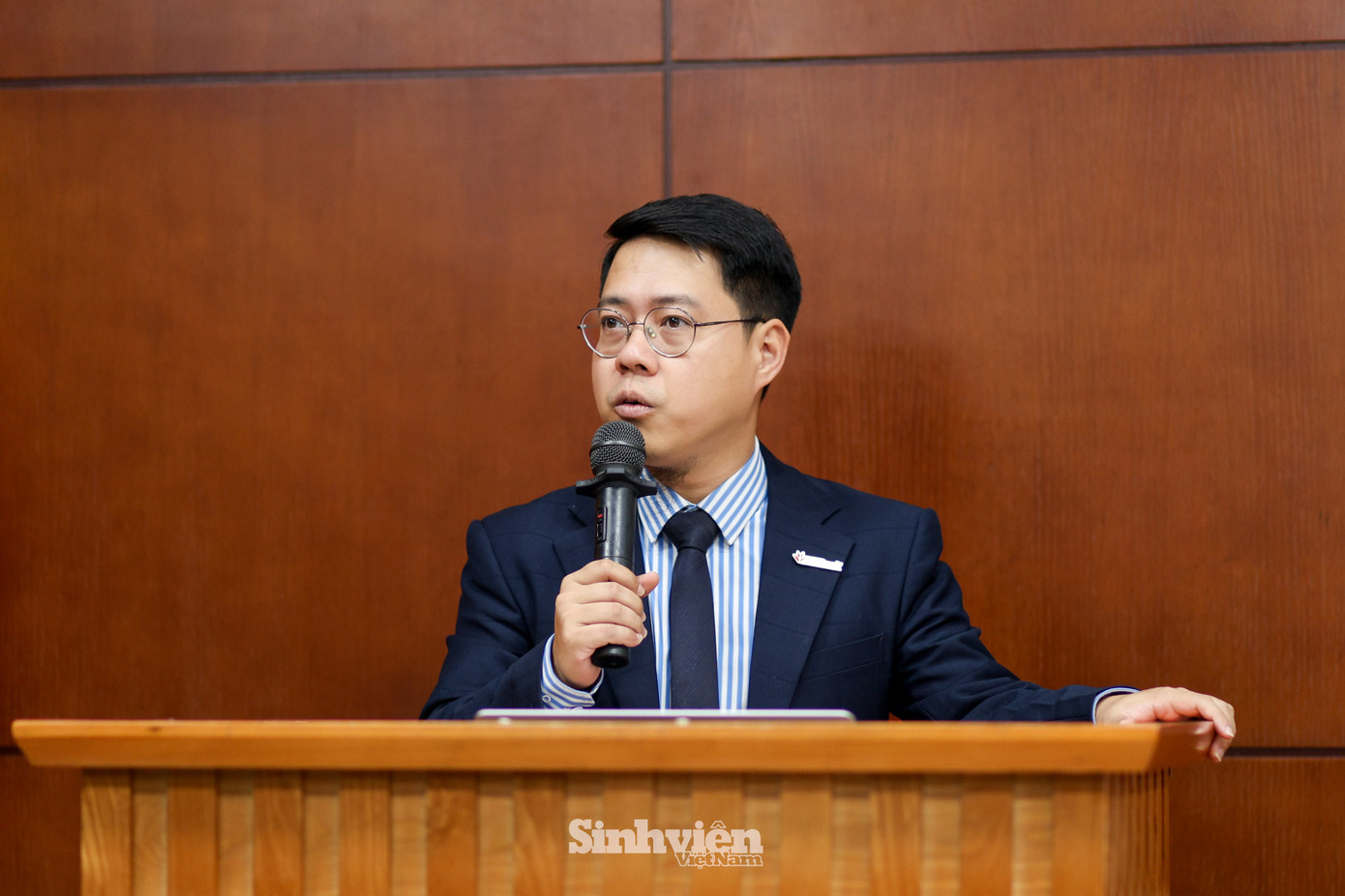 Trước những biến chuyển nhanh chóng của thị trường lao động và yêu cầu ngày càng cao của ngành tài chính - ngân hàng dưới tác động của Trí tuệ nhân tạo tạo sinh, Tiến sĩ Đào Hữu Hùng đã thẳng thắn chia sẻ năm lời khuyên tâm huyết, cụ thể và mang tính định hướng cao, giúp sinh viên khối ngành Kinh tế, Tài chính - Ngân hàng không chỉ thích ứng mà còn có thể vươn lên dẫn đầu: