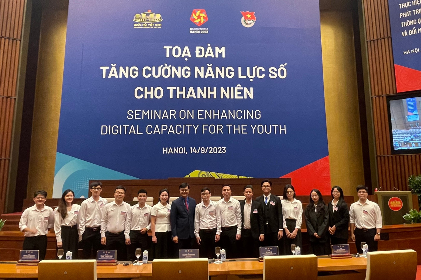 Yến Linh (thứ 3 từ phải sang) dự tọa đàm “Tăng cường năng lực số cho thanh niên” thuộc Hội nghị nghị sĩ trẻ toàn cầu lần thứ 9 tại Hội trường Diên Hồng, Nhà Quốc hội.