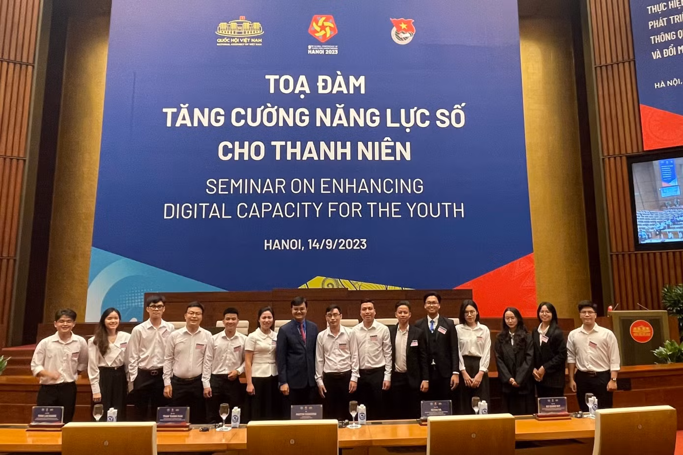 Yến Linh (thứ 3 từ phải sang) dự tọa đàm “Tăng cường năng lực số cho thanh niên” thuộc Hội nghị nghị sĩ trẻ toàn cầu lần thứ 9 tại Hội trường Diên Hồng, Nhà Quốc hội.