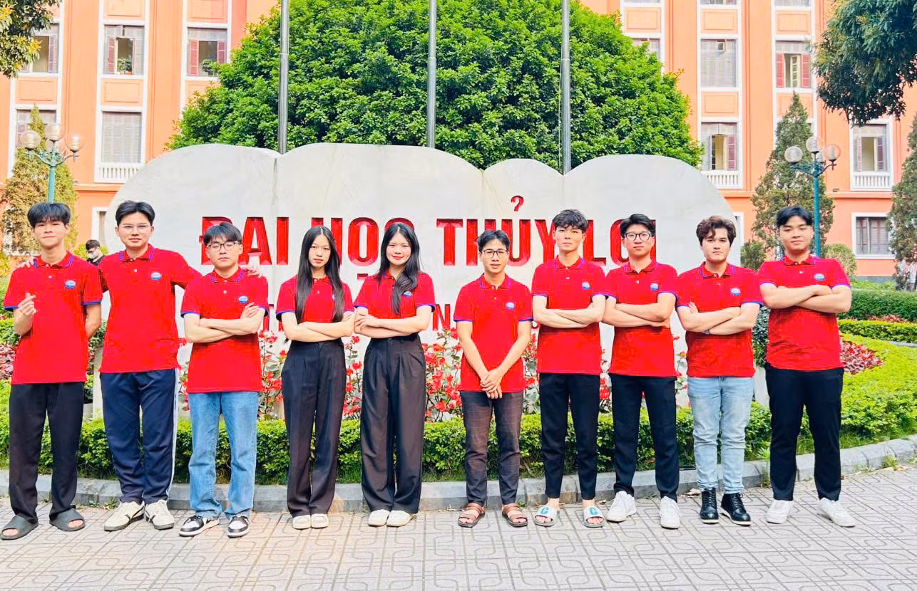 Nguyễn Văn Séc (thứ ba từ phải qua) cùng các thành viên đội tuyển Olympic Toán học của Trường Đại học Thủy lợi.
