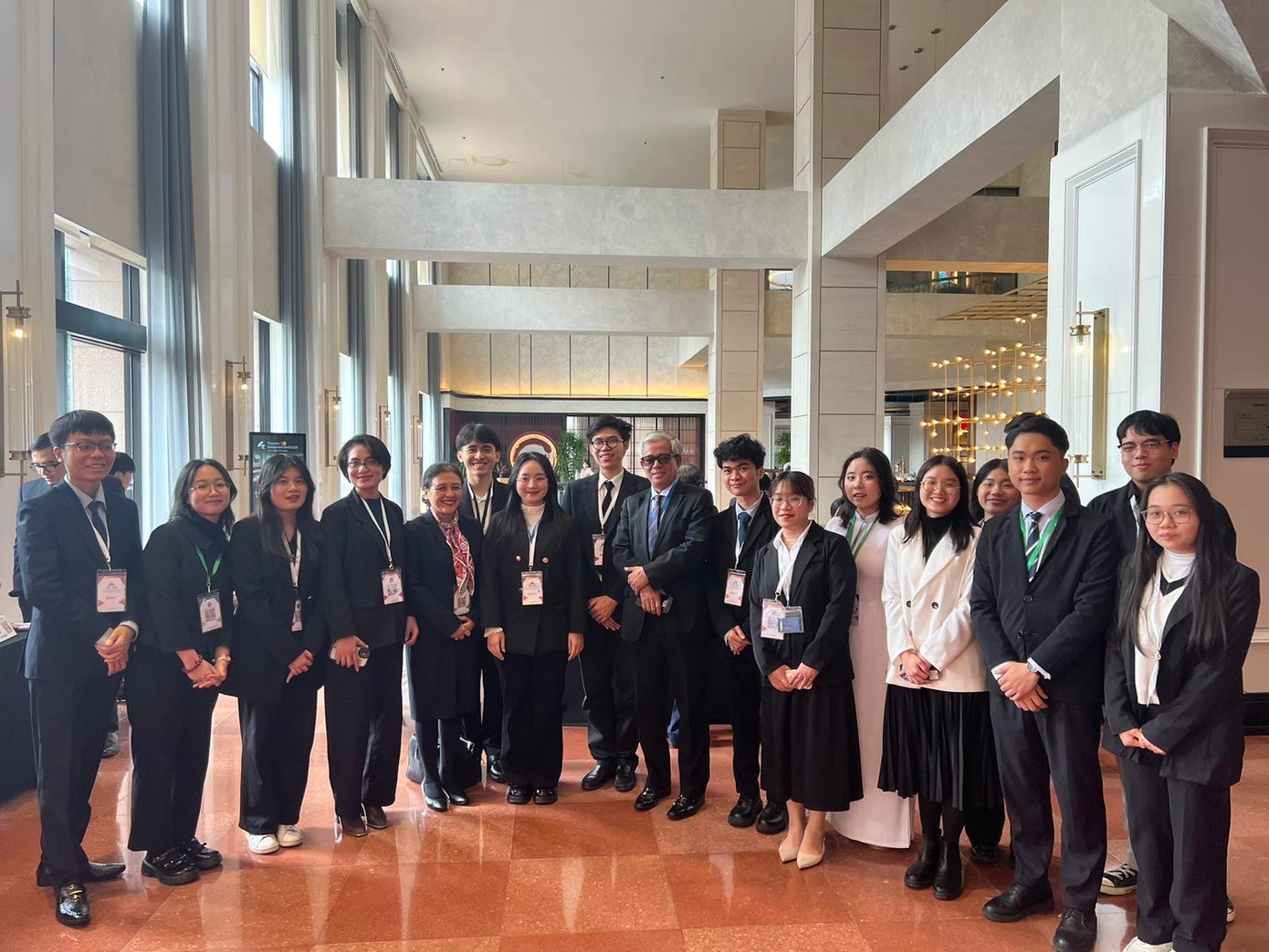 TNV chụp ảnh cùng ĐS. Phạm Quang Vinh - Nguyên Thứ trưởng Bộ Ngoại giao, nguyên Đại sứ Việt Nam tại Hoa Kỳ. TNV chụp ảnh cùng ĐS. Phạm Quang Vinh - Nguyên Thứ trưởng Bộ Ngoại giao, nguyên Đại sứ Việt Nam tại Hoa Kỳ.