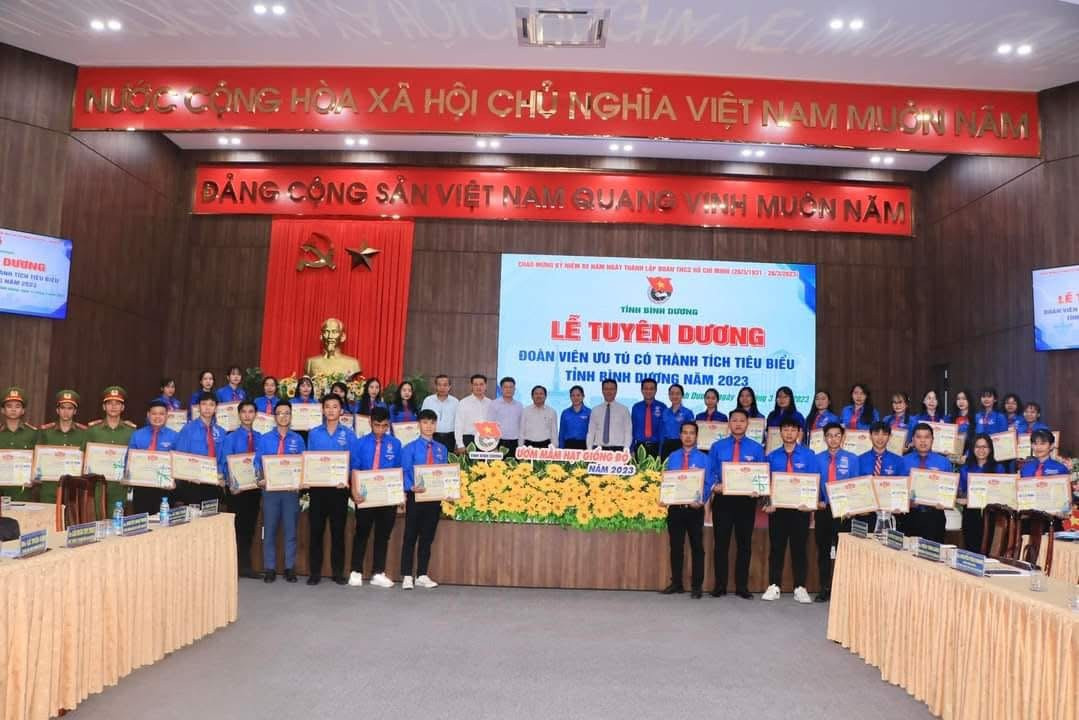 Minh Triệu chụp ảnh tại buổi lễ tuyên dương đoàn viên ưu tú có thành tích tiêu biểu tỉnh Bình Dương năm 2023. Minh Triệu chụp ảnh tại buổi lễ tuyên dương đoàn viên ưu tú có thành tích tiêu biểu tỉnh Bình Dương năm 2023.