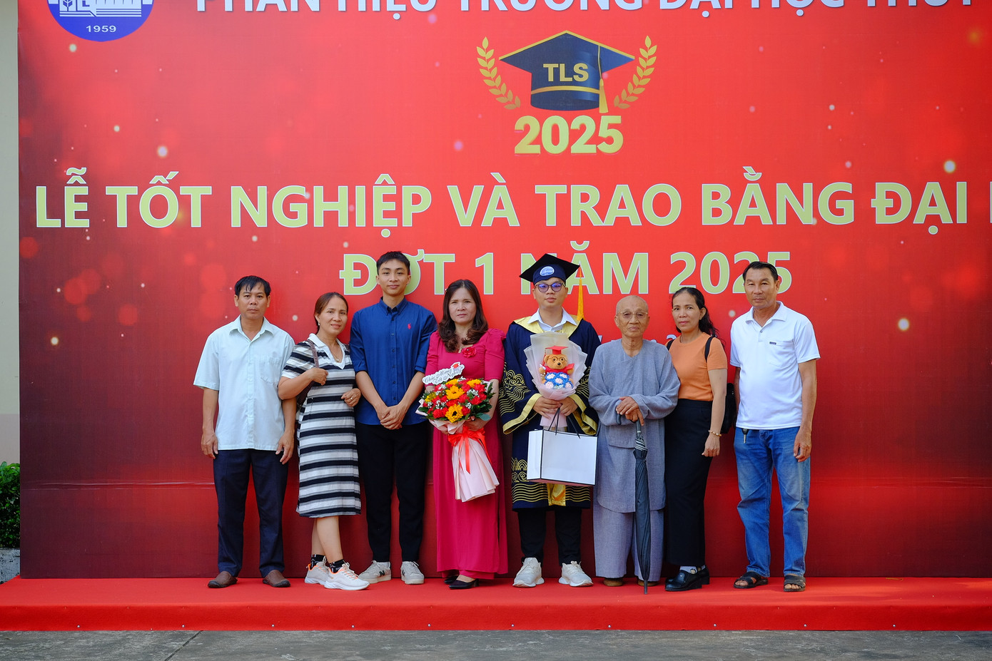 Minh Triệu chụp ảnh cùng đại gia đình trong ngày Lễ tốt nghiệp. Minh Triệu chụp ảnh cùng đại gia đình trong ngày Lễ tốt nghiệp.