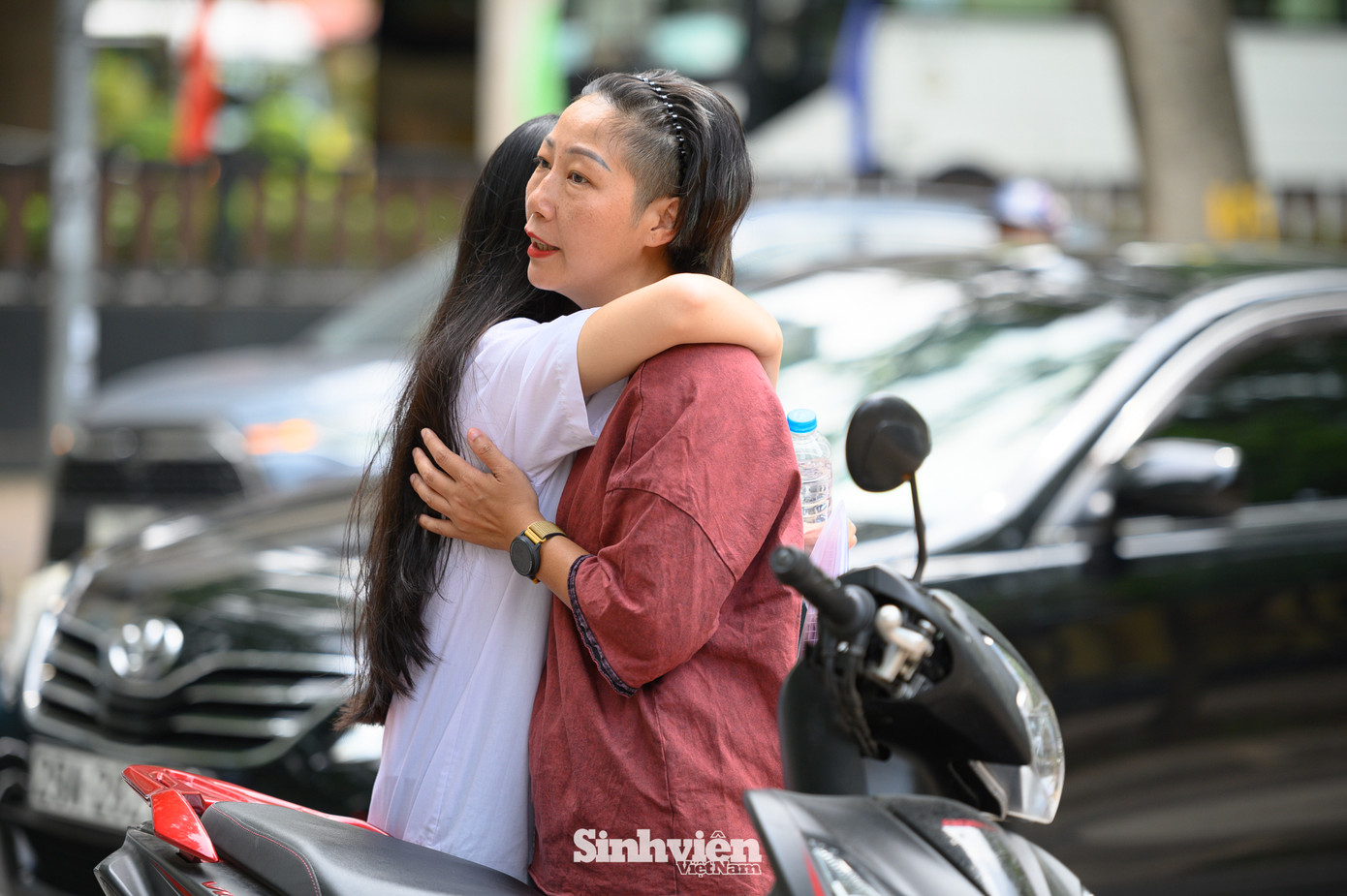 Những chiếc ôm động viên các sĩ tử sau ngày thi đầu tiên.