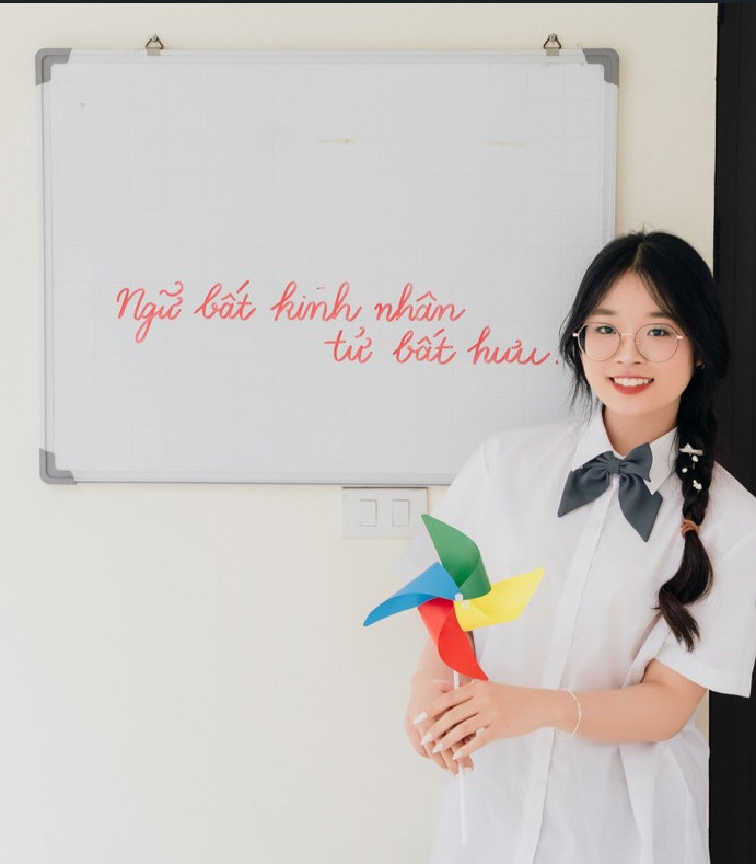 Nguyễn Uyển Nhi (sinh năm 2006) sinh ra tại thành phố Việt Trì, tỉnh Phú Thọ. Cô bạn hiện là sinh viên Trường Đại học Ngoại thương.